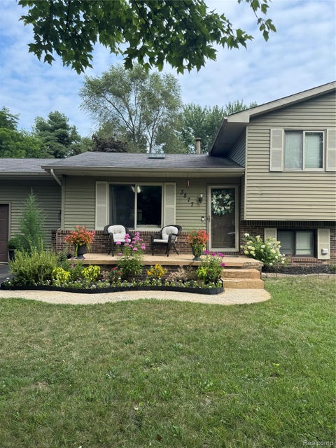 Photo of 3877 Westlyn Drive, Lake Orion Village, MI 48359 (MLS # 20261065012)
