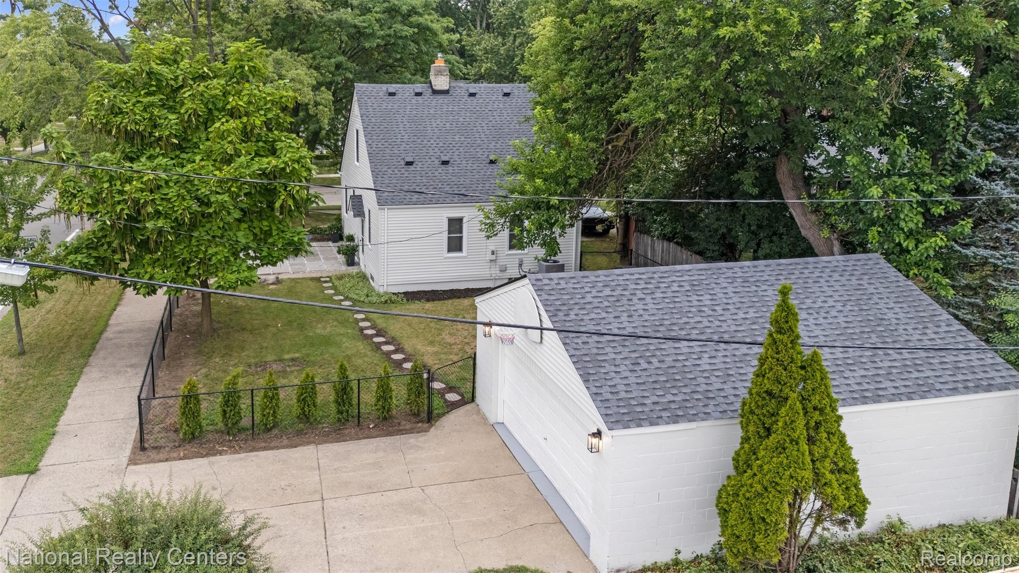 2616 Kenmore Road E