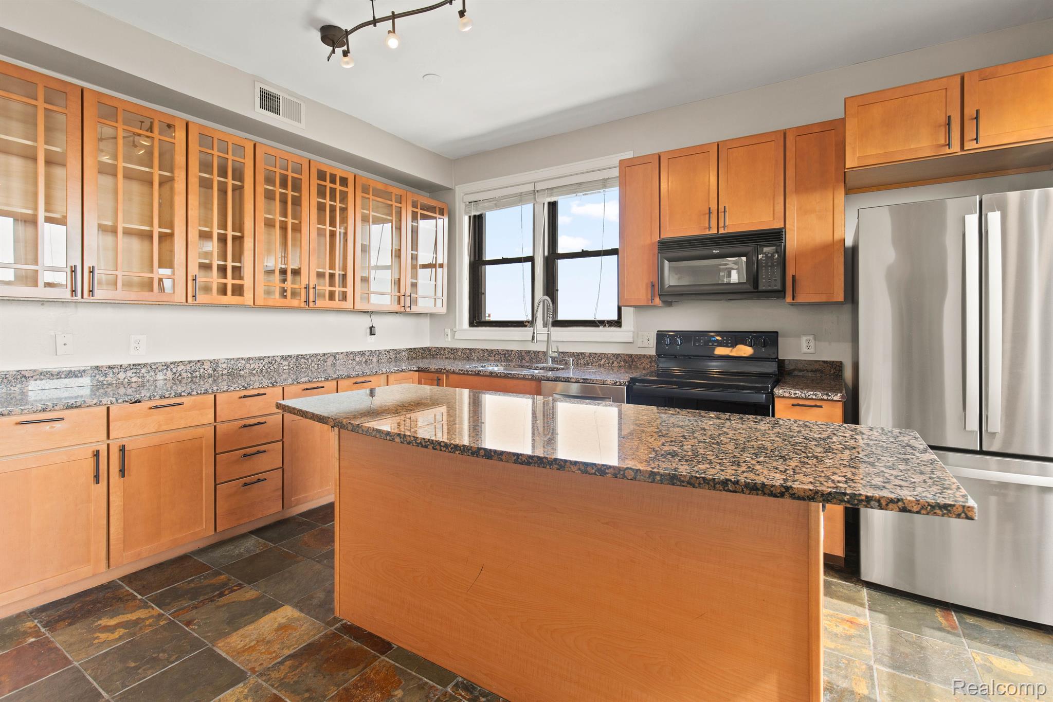 Detroit City, Michigan 48207, United States, 2 Bedrooms Bedrooms, ,2 BathroomsBathrooms,Residential,Active,211290