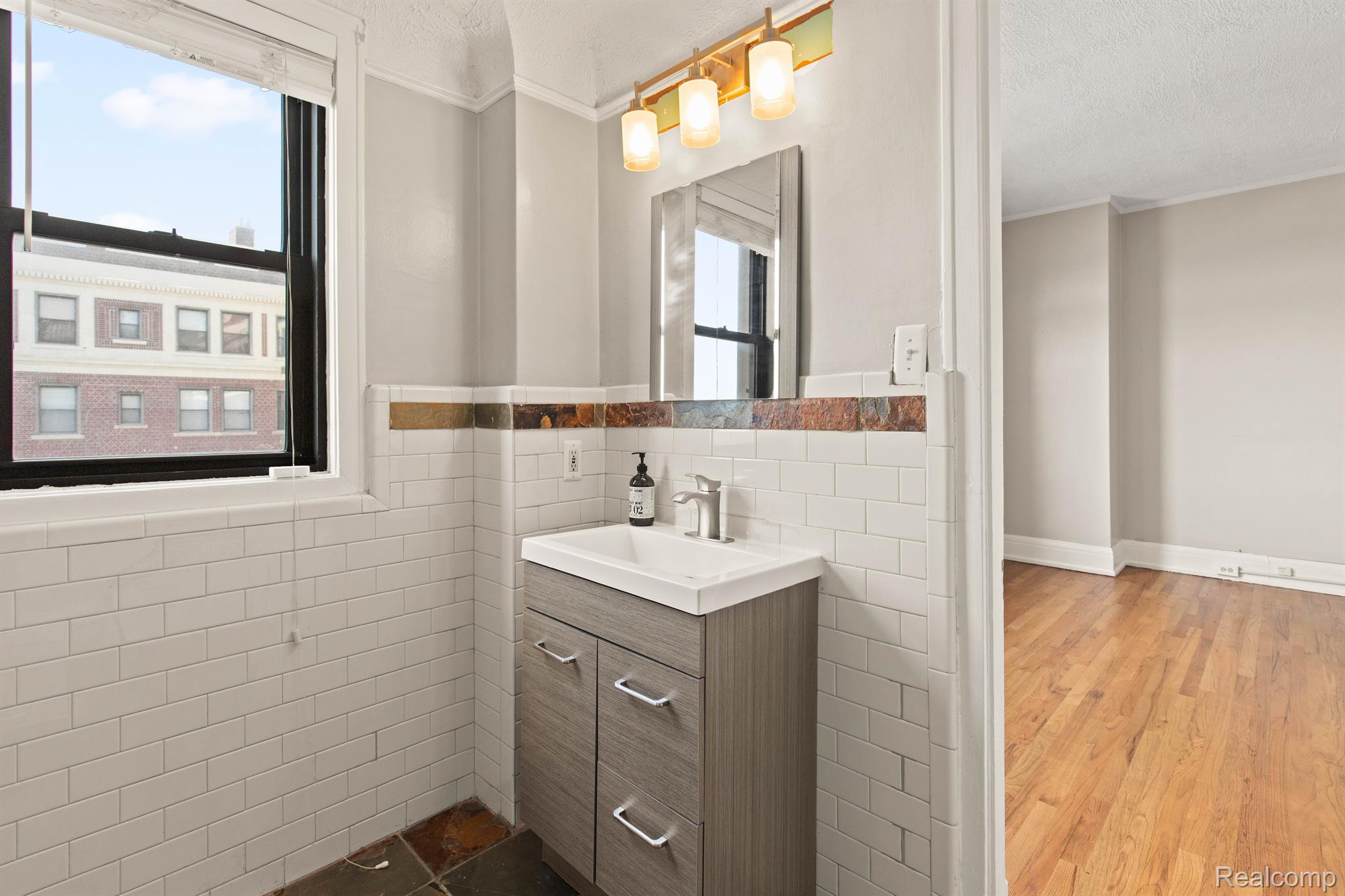 Detroit City, Michigan 48207, United States, 2 Bedrooms Bedrooms, ,2 BathroomsBathrooms,Residential,Active,211290