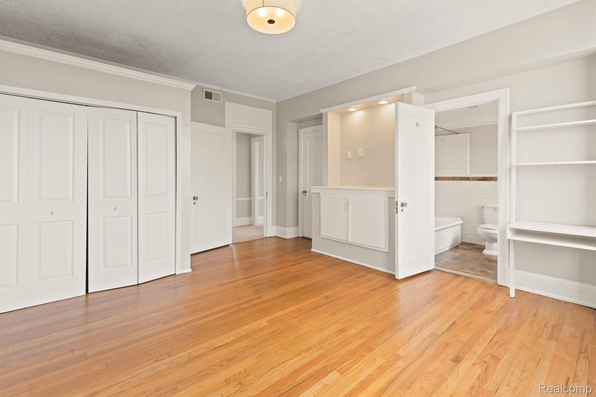 Detroit City, Michigan 48207, United States, 2 Bedrooms Bedrooms, ,2 BathroomsBathrooms,Residential,Active,211290