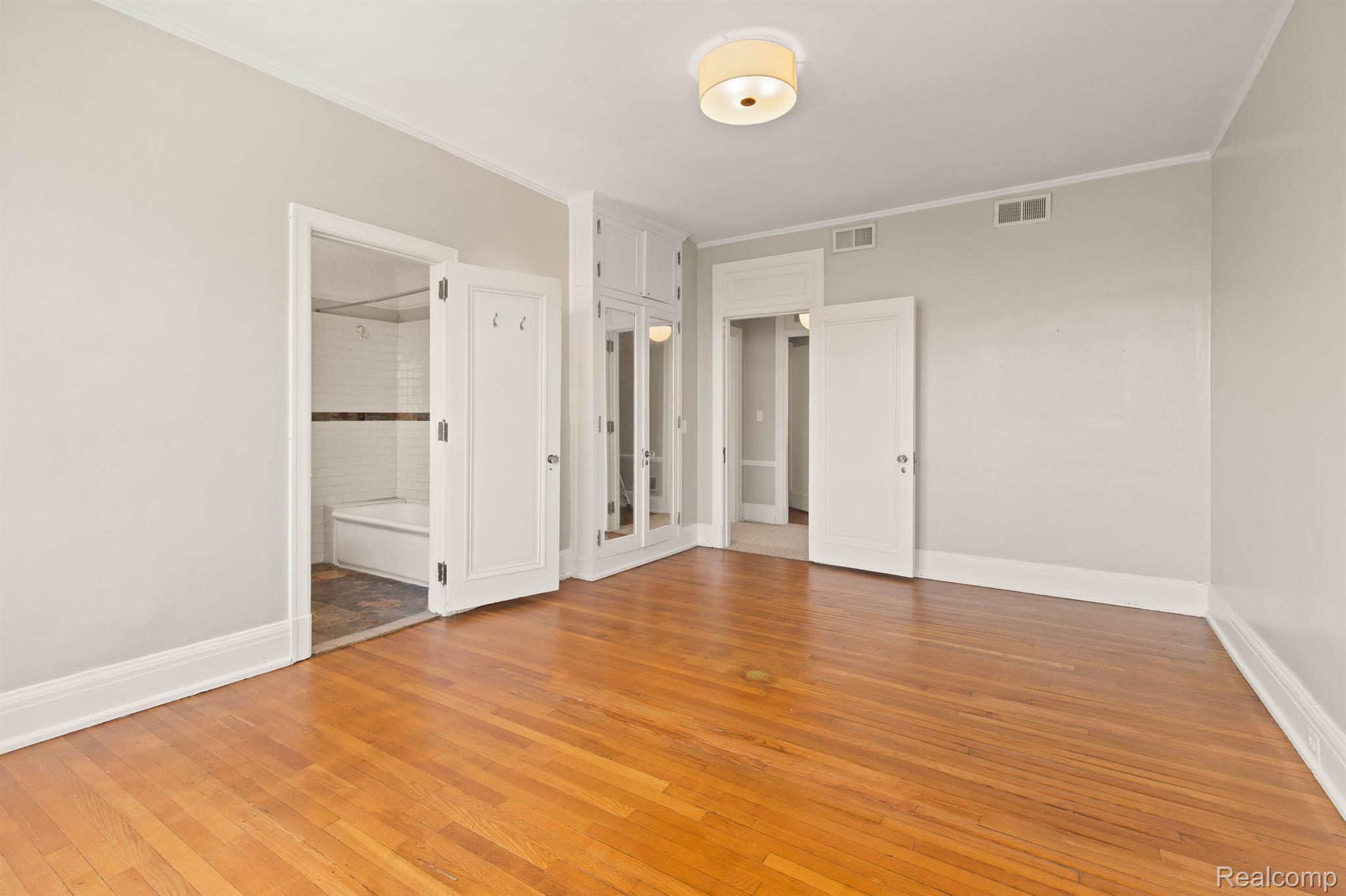 Detroit City, Michigan 48207, United States, 2 Bedrooms Bedrooms, ,2 BathroomsBathrooms,Residential,Active,211290