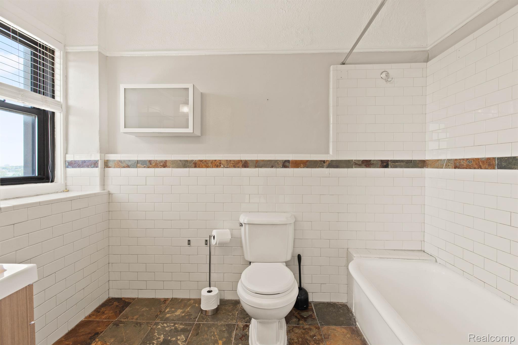 Detroit City, Michigan 48207, United States, 2 Bedrooms Bedrooms, ,2 BathroomsBathrooms,Residential,Active,211290