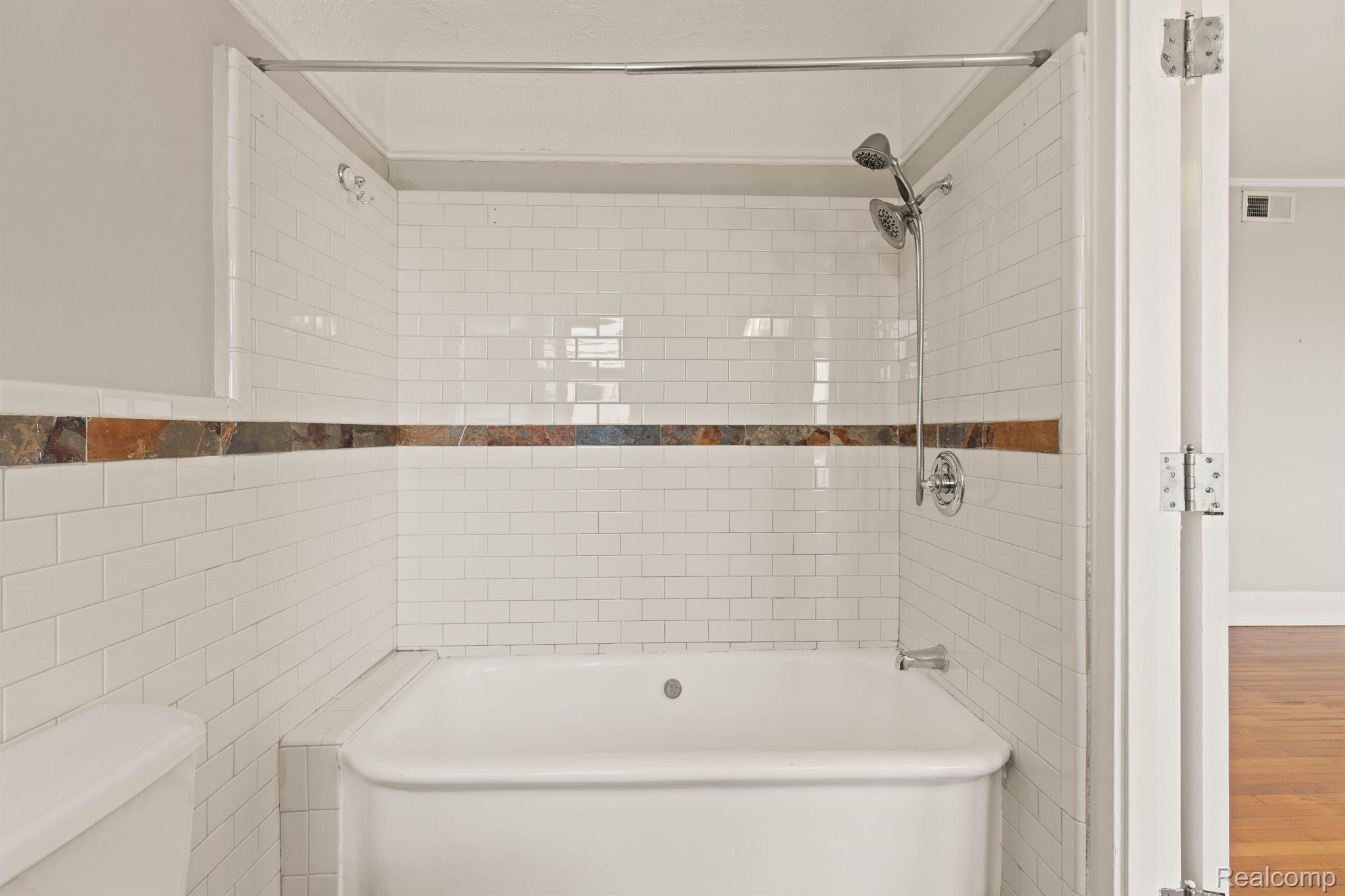 Detroit City, Michigan 48207, United States, 2 Bedrooms Bedrooms, ,2 BathroomsBathrooms,Residential,Active,211290