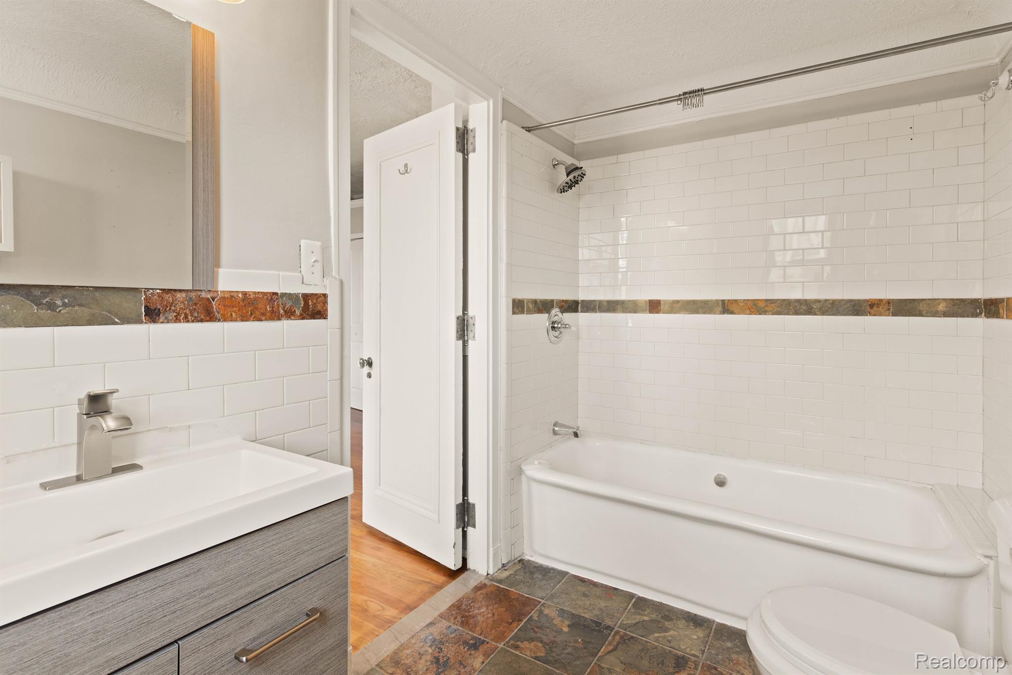 Detroit City, Michigan 48207, United States, 2 Bedrooms Bedrooms, ,2 BathroomsBathrooms,Residential,Active,211290