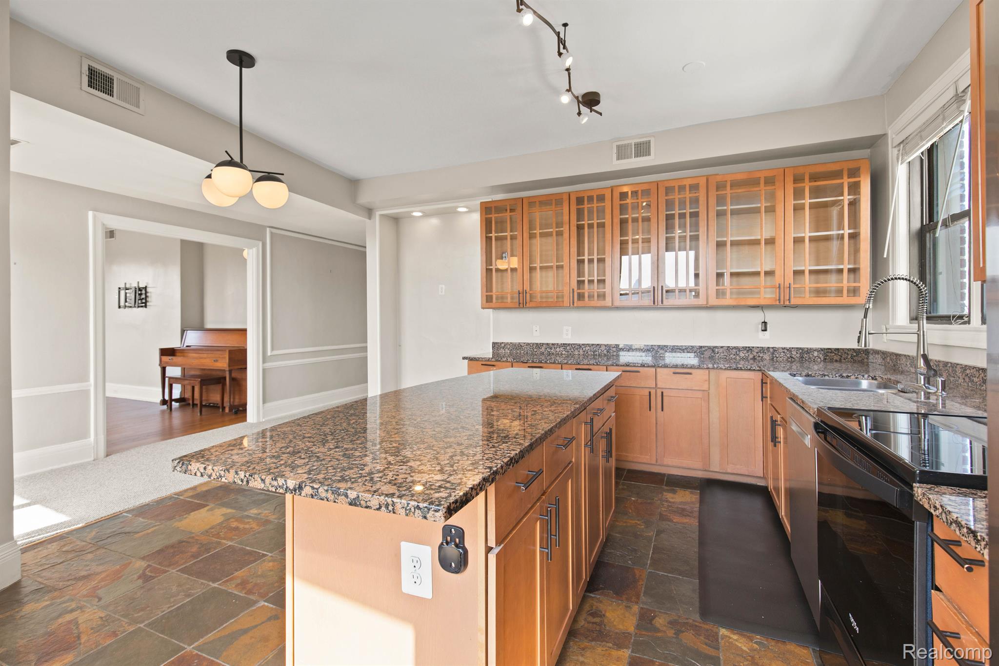 Detroit City, Michigan 48207, United States, 2 Bedrooms Bedrooms, ,2 BathroomsBathrooms,Residential,Active,211290