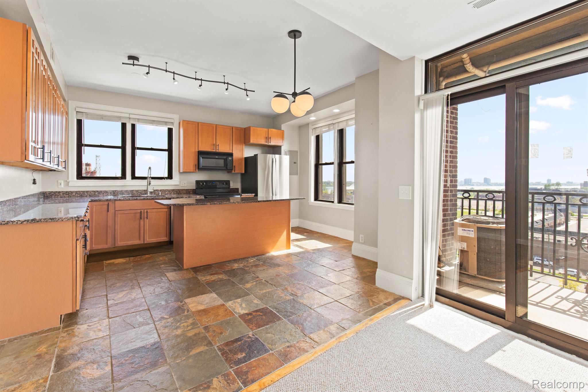 Detroit City, Michigan 48207, United States, 2 Bedrooms Bedrooms, ,2 BathroomsBathrooms,Residential,Active,211290