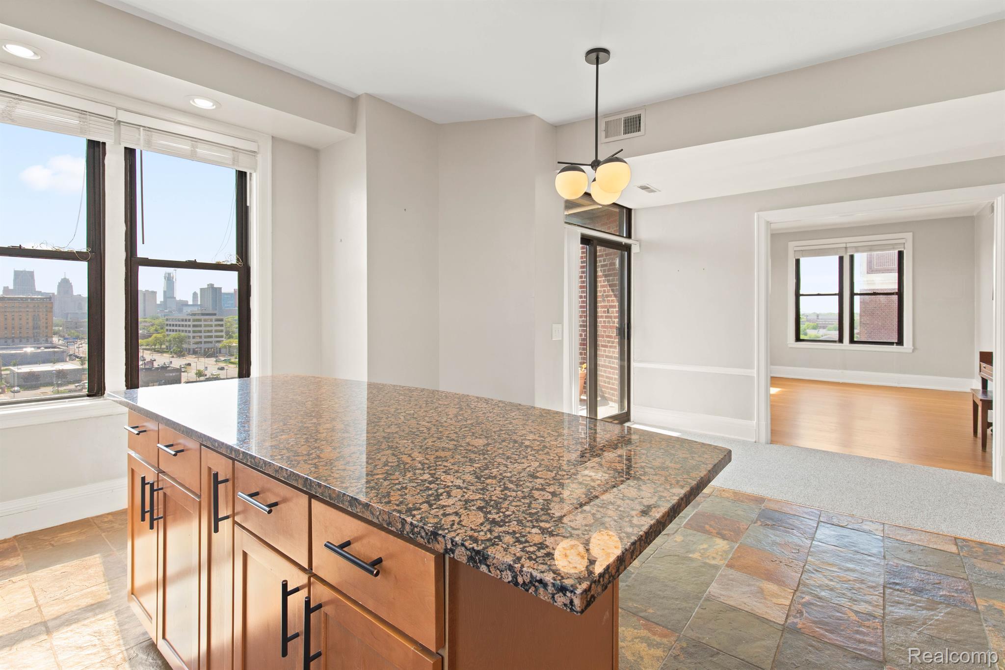 Detroit City, Michigan 48207, United States, 2 Bedrooms Bedrooms, ,2 BathroomsBathrooms,Residential,Active,211290