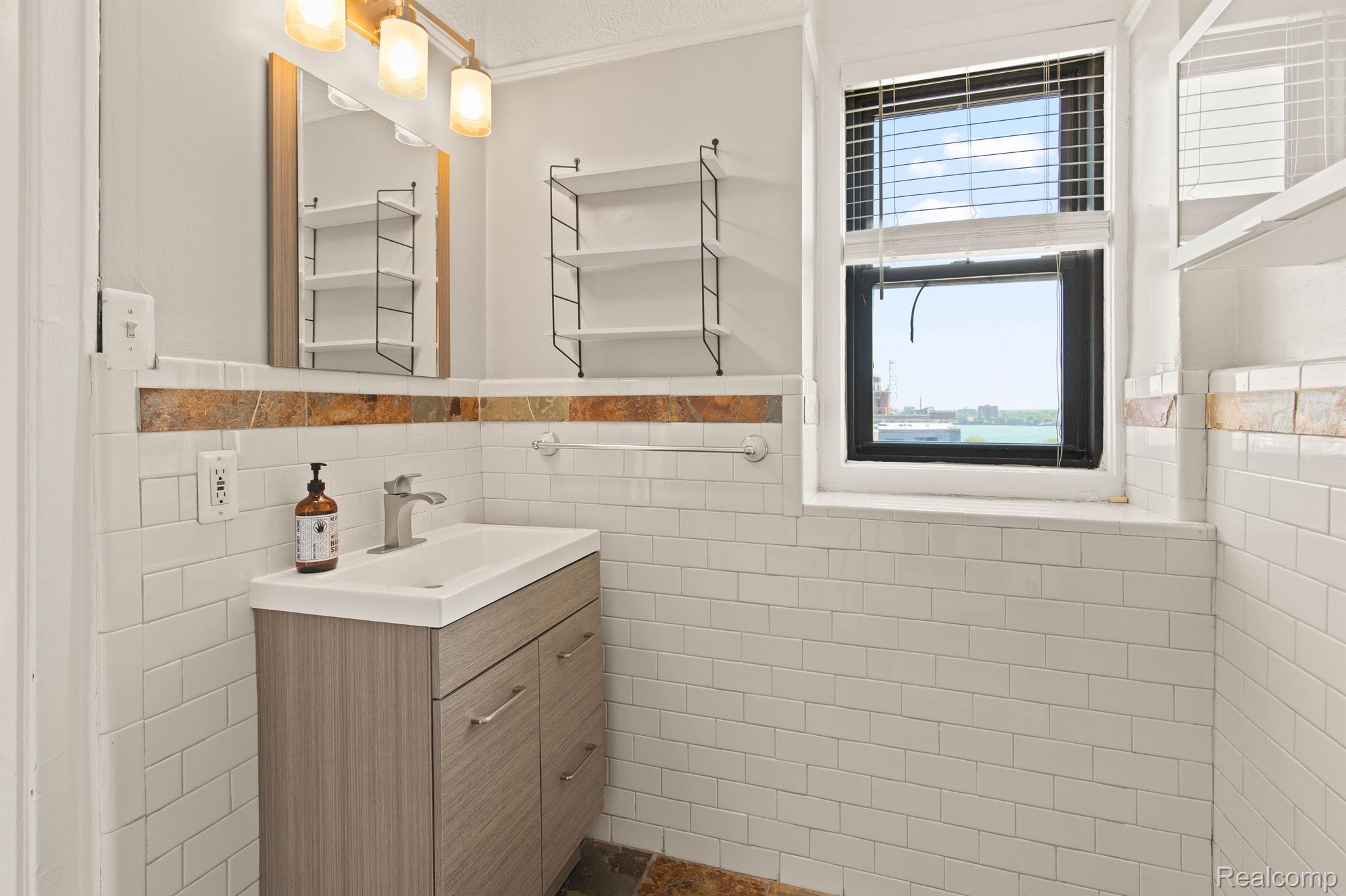 Detroit City, Michigan 48207, United States, 2 Bedrooms Bedrooms, ,2 BathroomsBathrooms,Residential,Active,211290