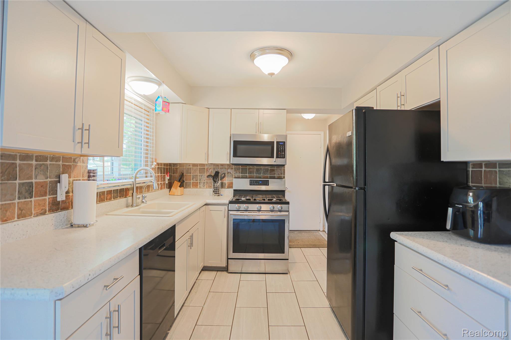 Waterford Charter Township, Michigan 48327, United States, 3 Bedrooms Bedrooms, ,2 BathroomsBathrooms,Residential,Active,185443