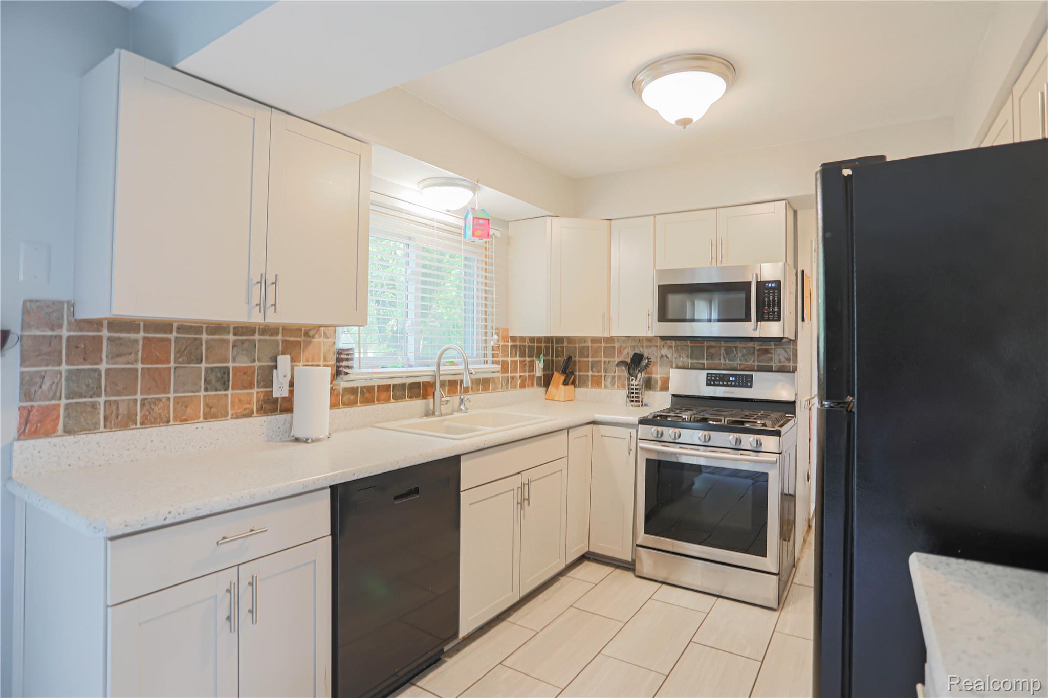 Waterford Charter Township, Michigan 48327, United States, 3 Bedrooms Bedrooms, ,2 BathroomsBathrooms,Residential,Active,185443