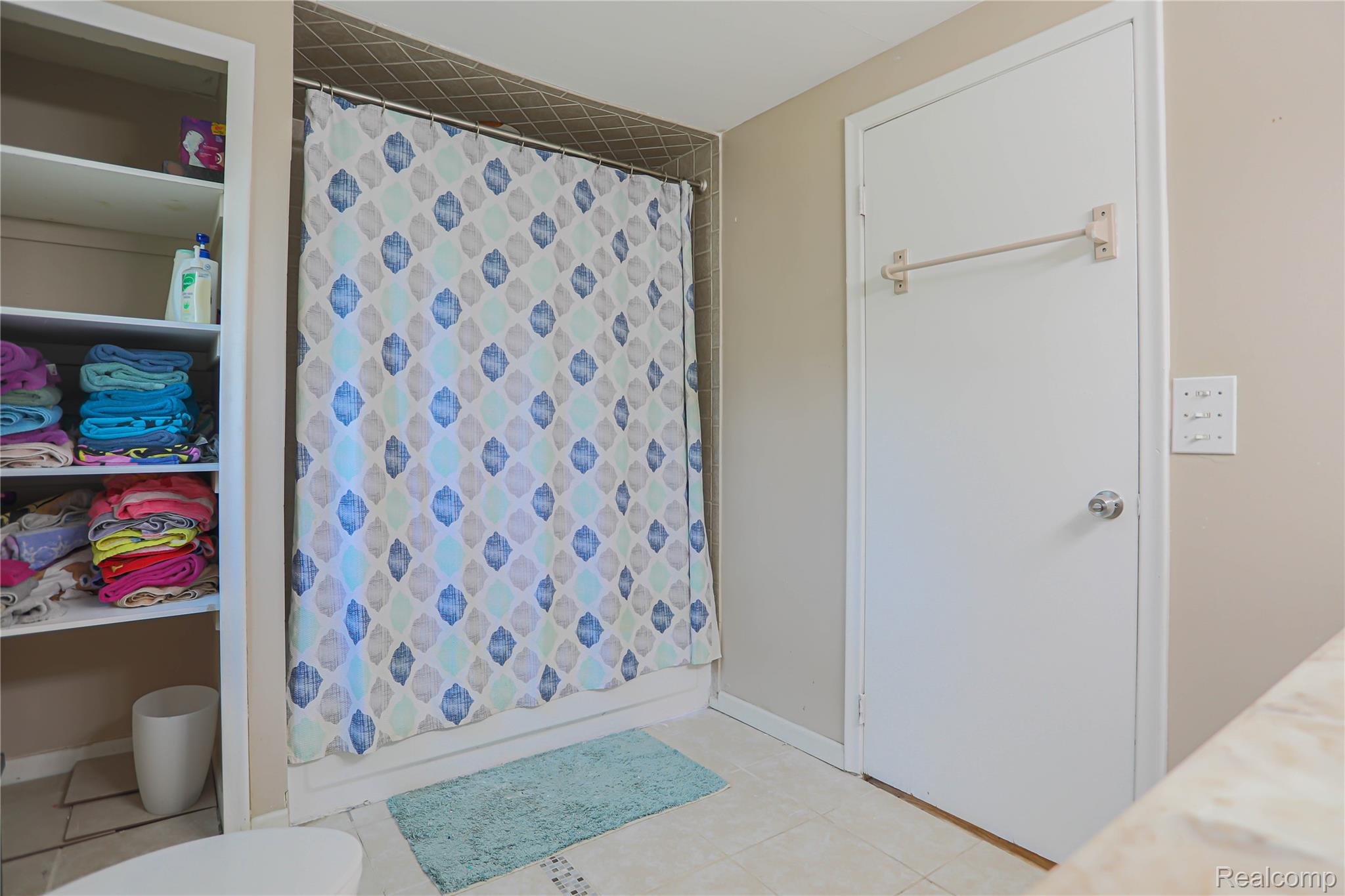 Waterford Charter Township, Michigan 48327, United States, 3 Bedrooms Bedrooms, ,2 BathroomsBathrooms,Residential,Active,185443