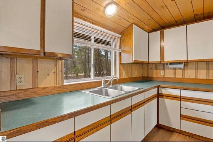 1568 Poplar Drive, Ne