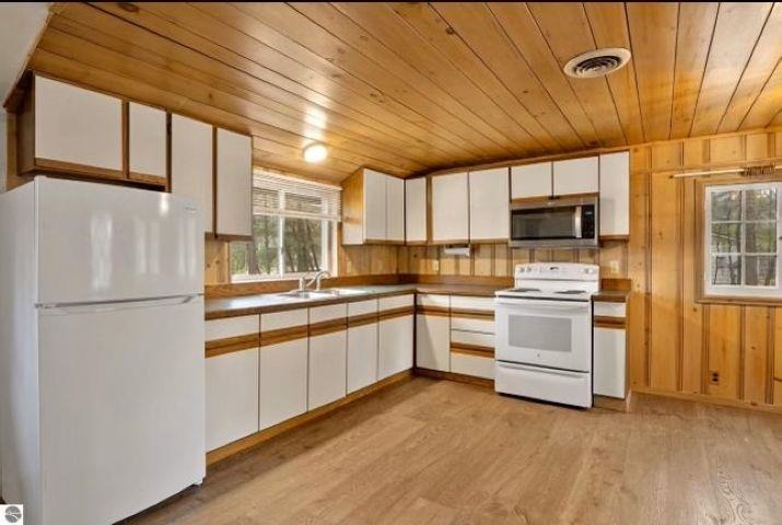 1568 Poplar Drive, Ne