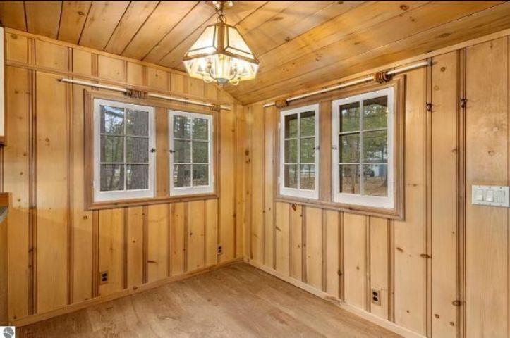 1568 Poplar Drive, Ne