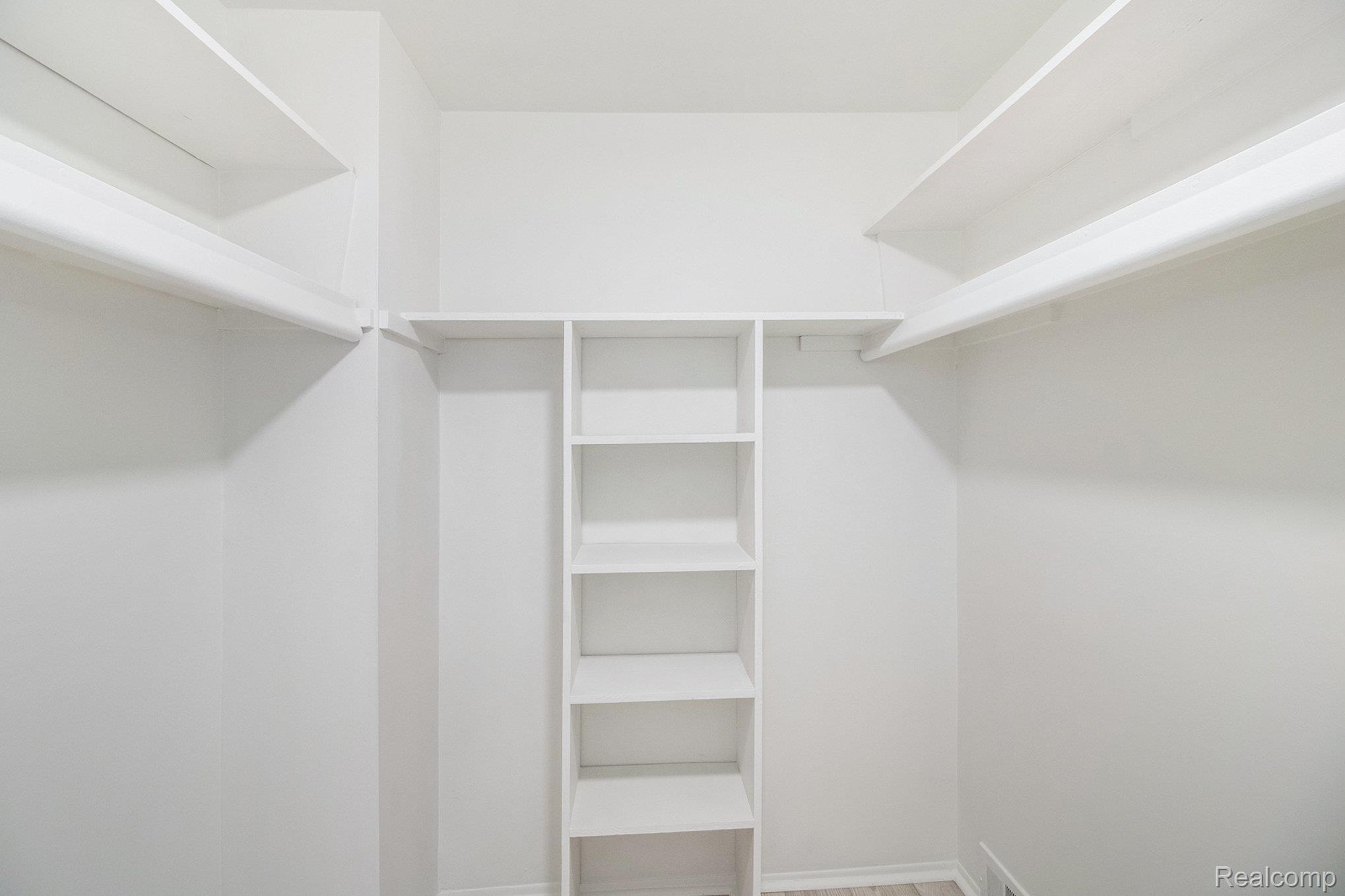 Southfield City, Michigan 48076, United States, 2 Bedrooms Bedrooms, ,2 BathroomsBathrooms,Residential,Active,216781