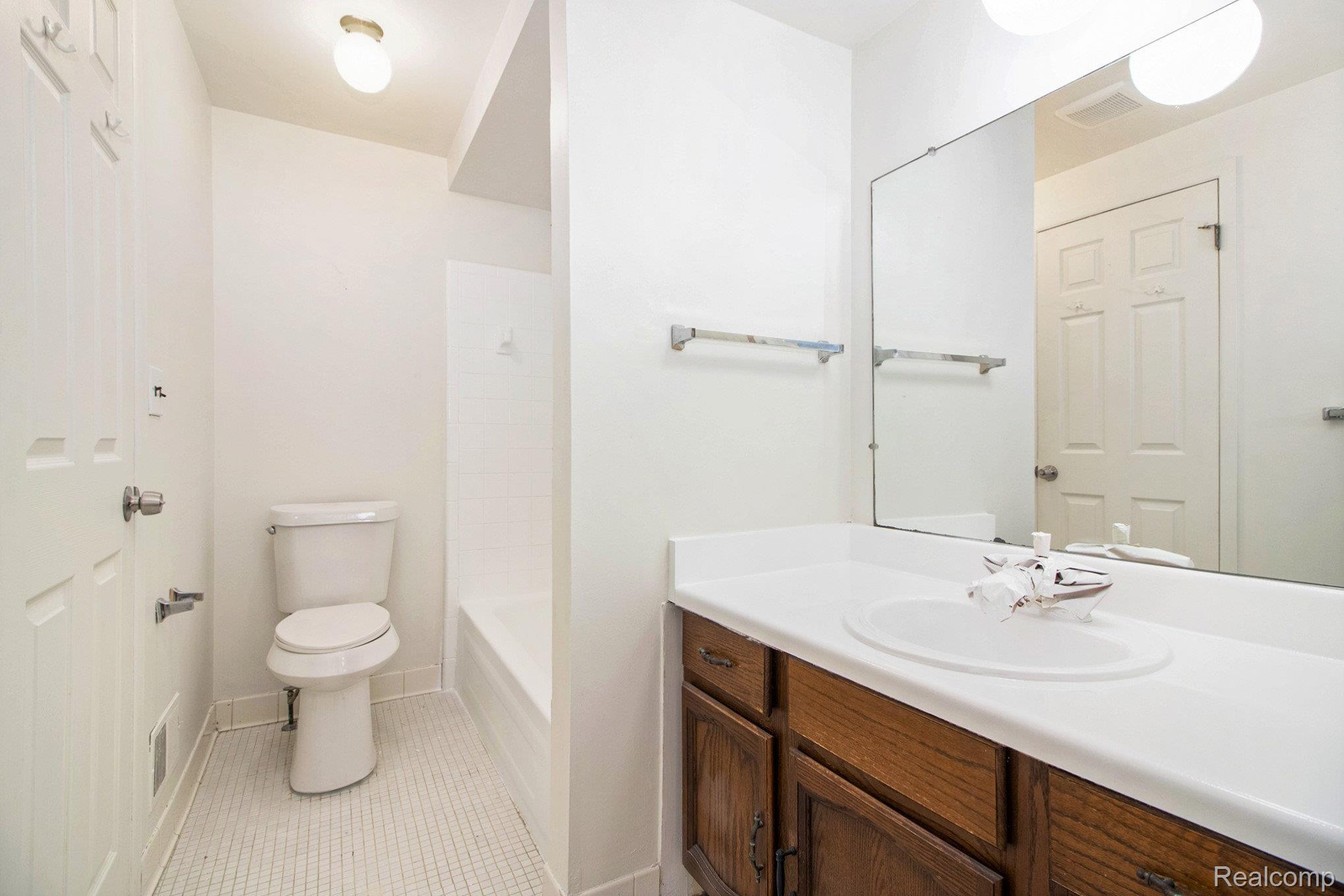 Southfield City, Michigan 48076, United States, 2 Bedrooms Bedrooms, ,2 BathroomsBathrooms,Residential,Active,216781