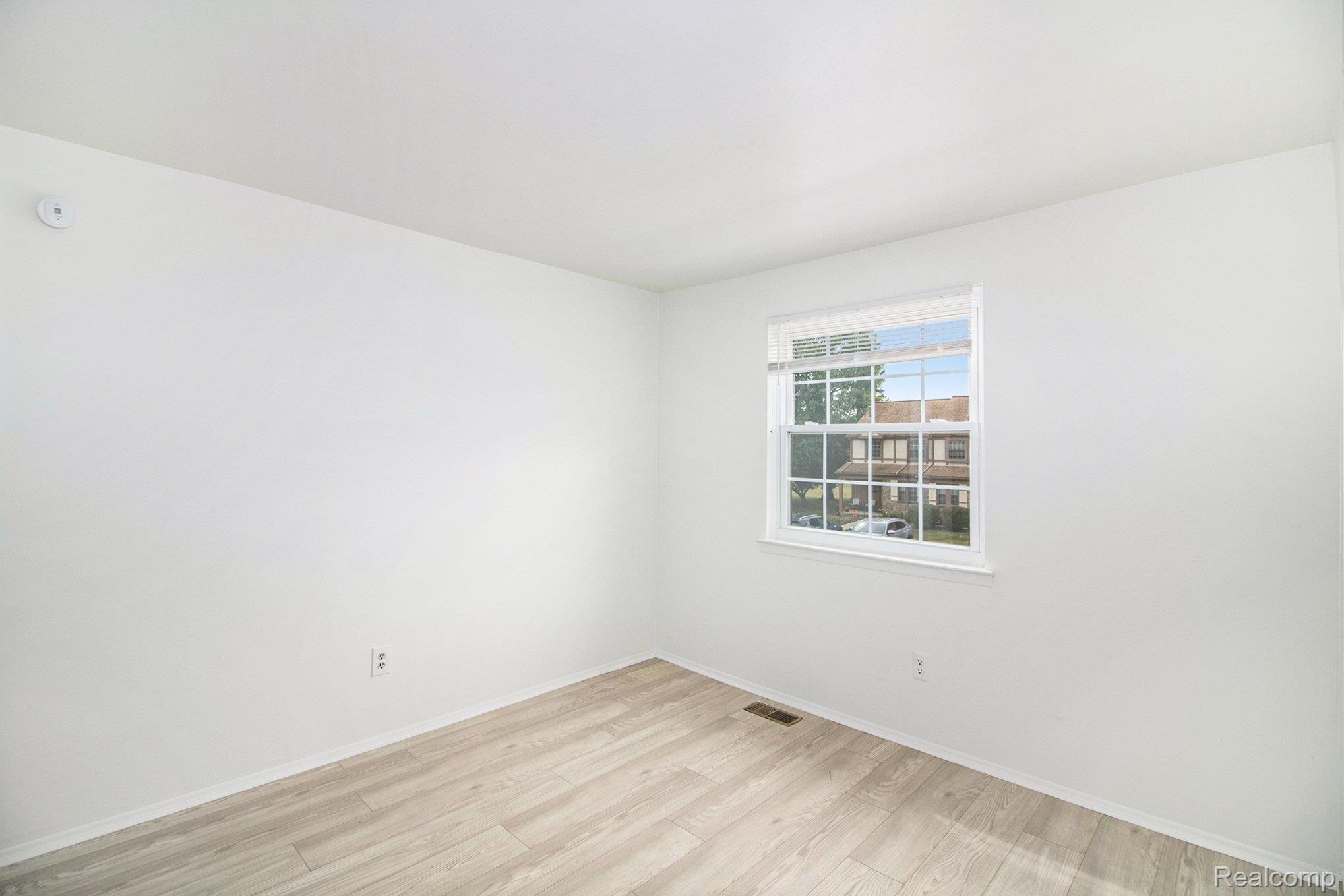 Southfield City, Michigan 48076, United States, 2 Bedrooms Bedrooms, ,2 BathroomsBathrooms,Residential,Active,216781