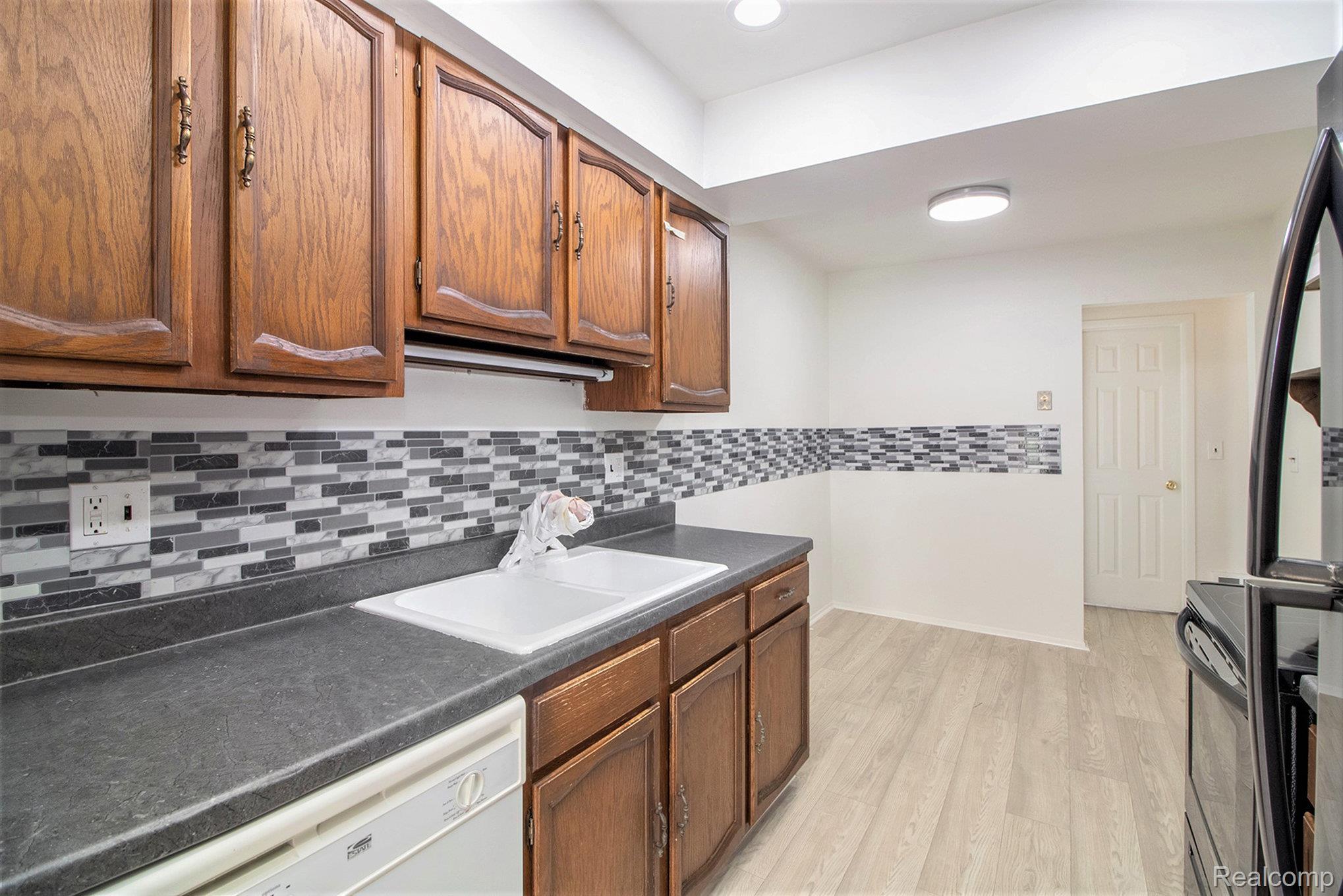 Southfield City, Michigan 48076, United States, 2 Bedrooms Bedrooms, ,2 BathroomsBathrooms,Residential,Active,216781