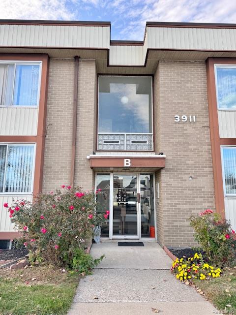 3911 Fort Street 115