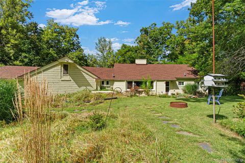 23483 Outwood Street Southfield City MI 48033