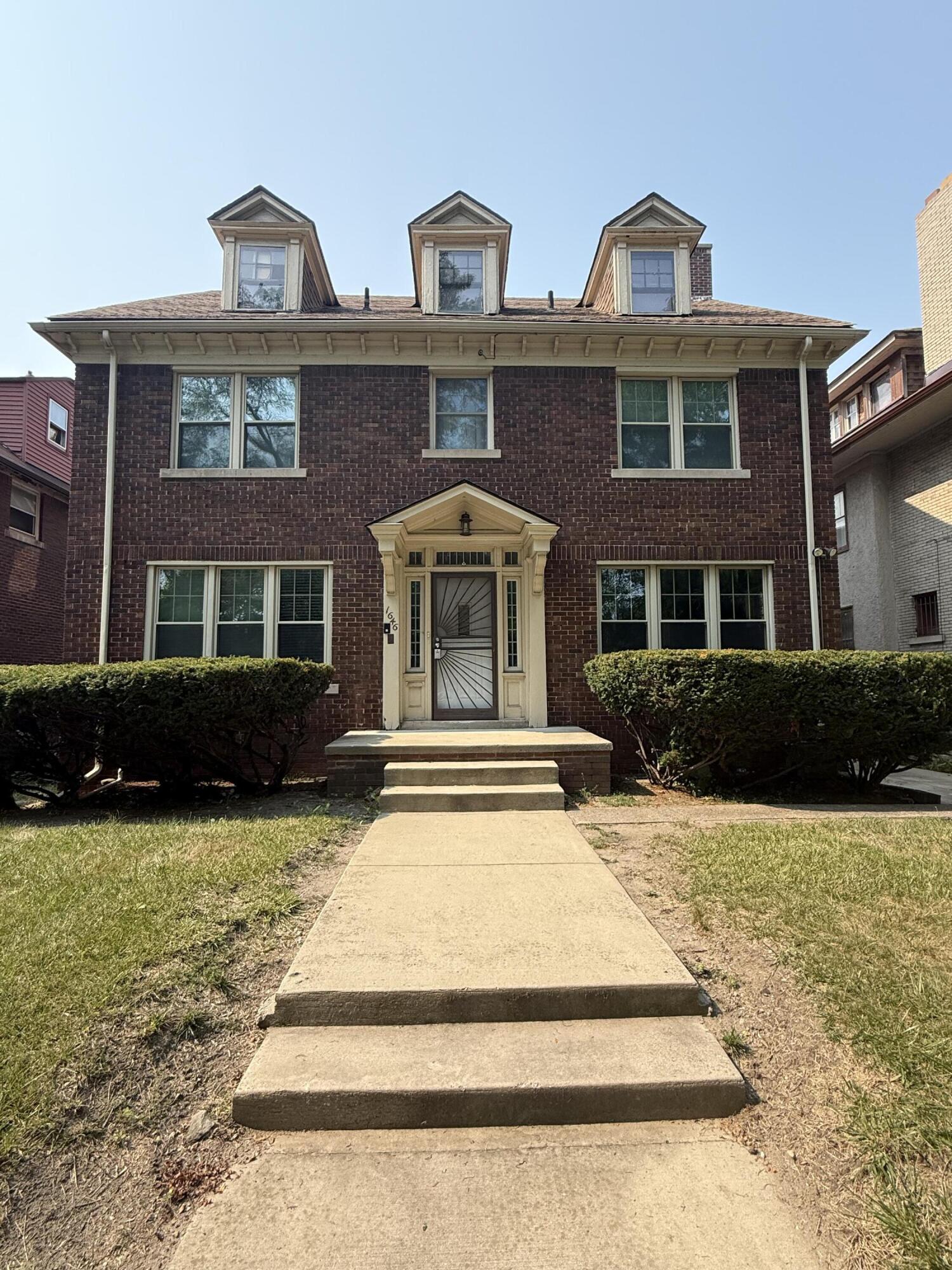 1646 W Chicago