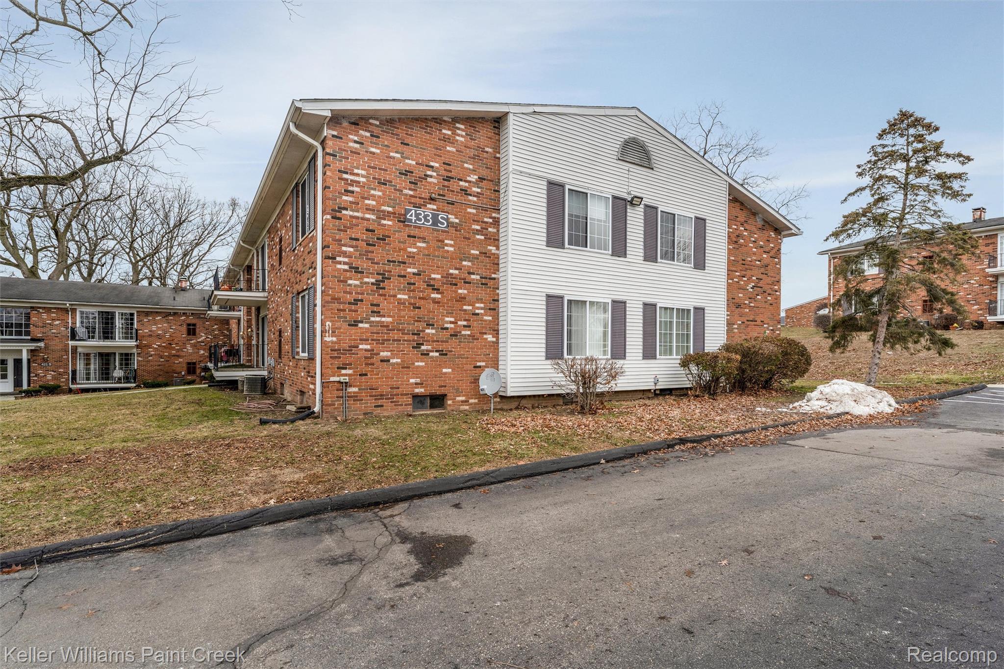 433 Fox Hills Drive S 5