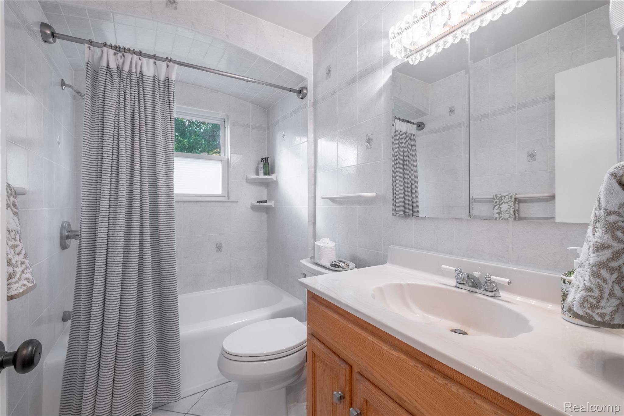 Royal Oak City, Michigan 48073, United States, 3 Bedrooms Bedrooms, ,2 BathroomsBathrooms,Residential,Active,232889