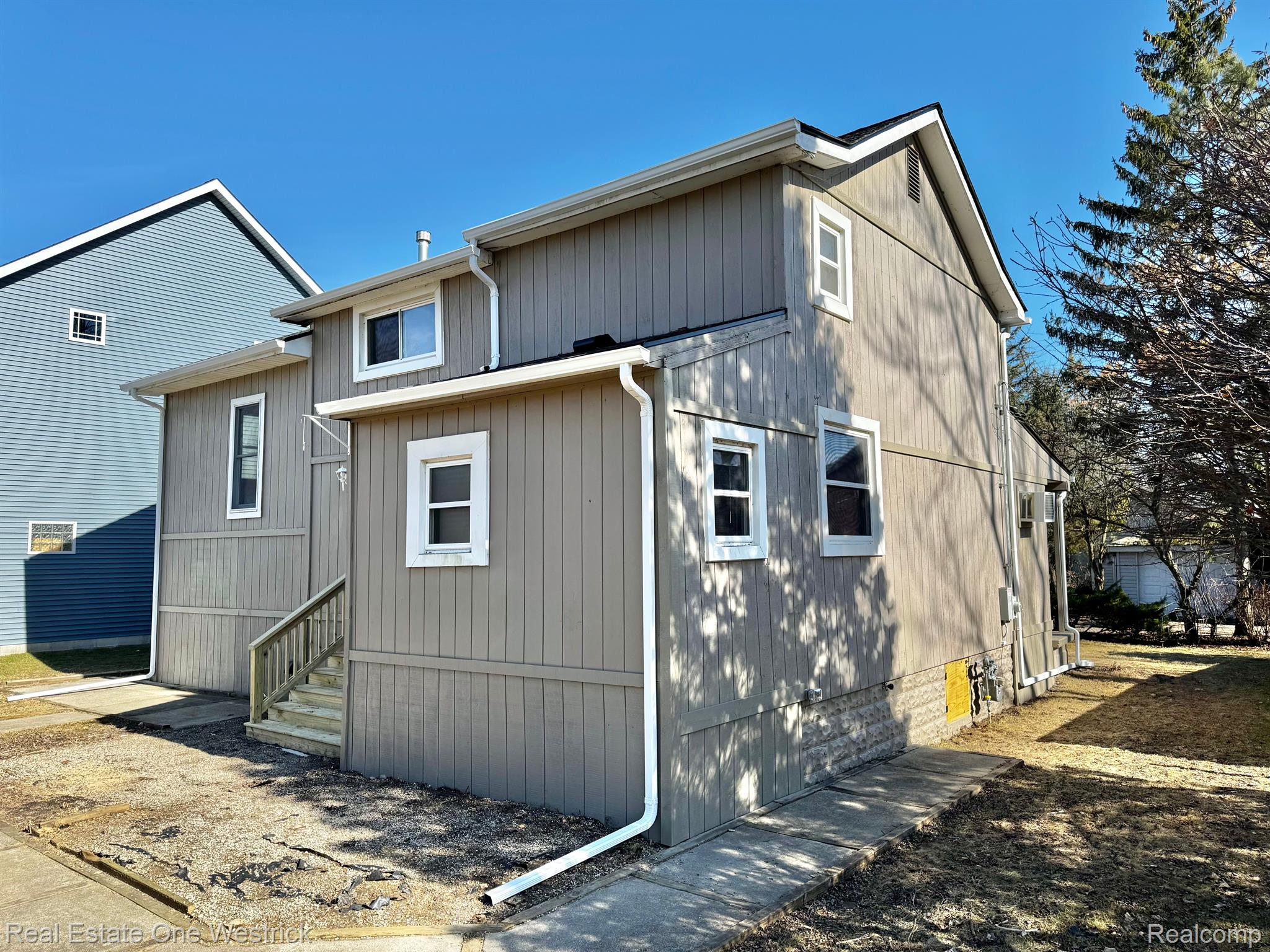 432 Edgewater Drive