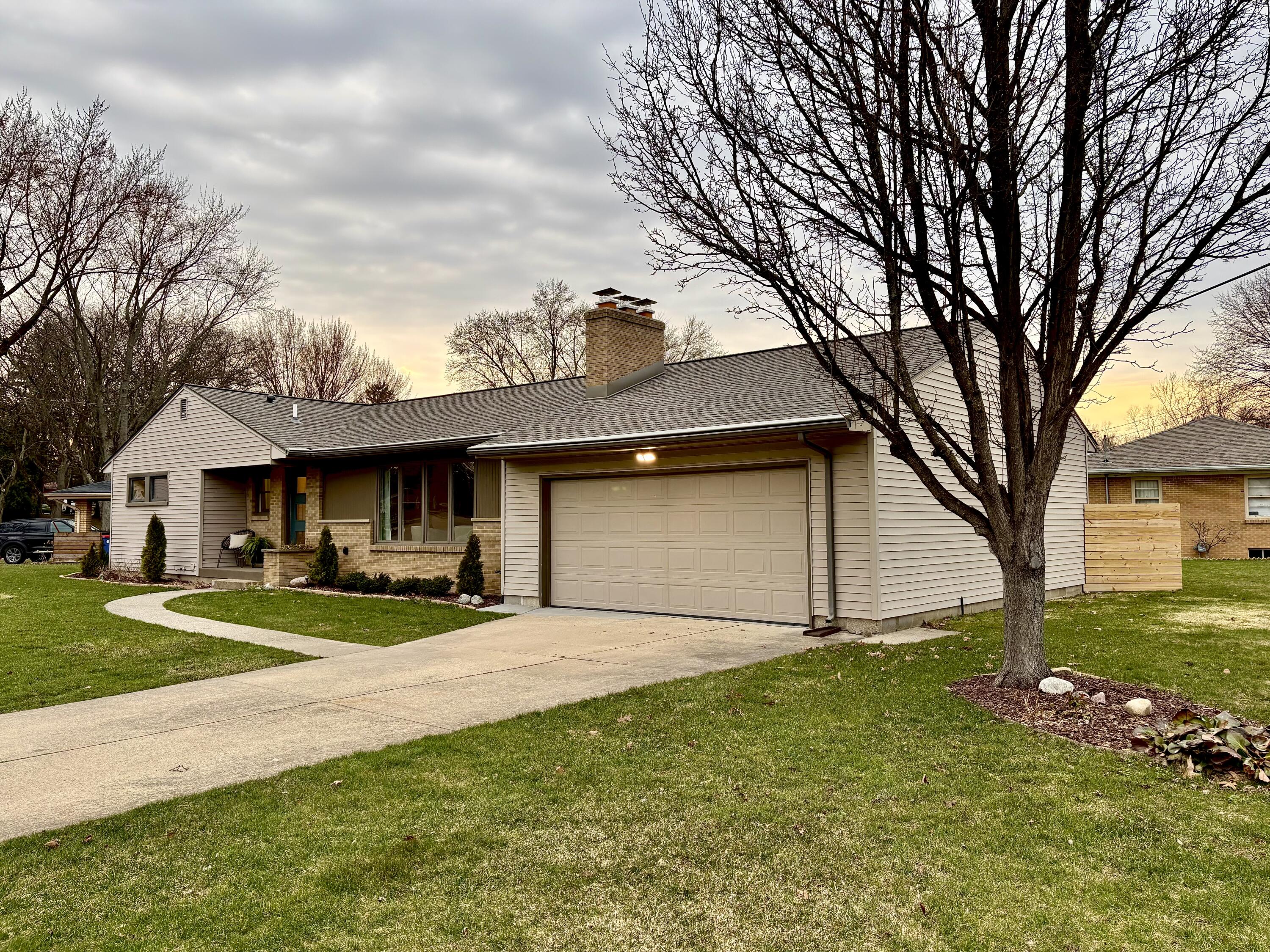 2135 Apple Avenue NW