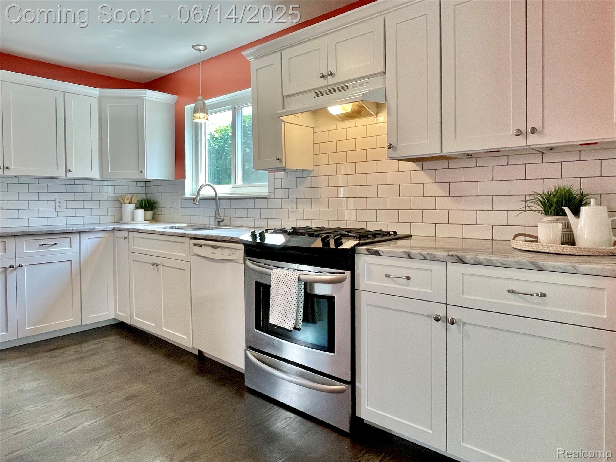 Madison Heights City, Michigan 48071, United States, 3 Bedrooms Bedrooms, ,2 BathroomsBathrooms,Residential,Pending,151244