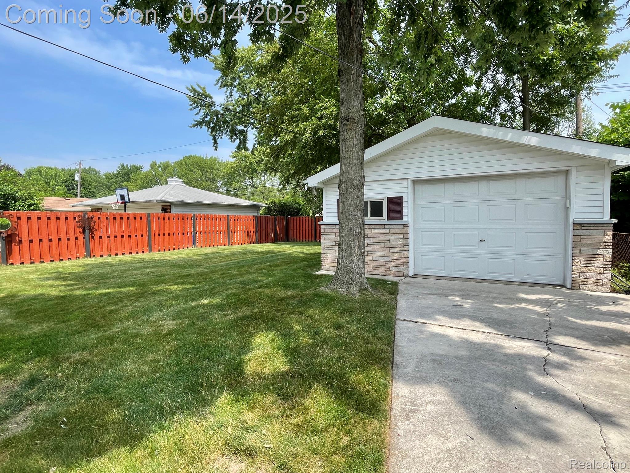 Madison Heights City, Michigan 48071, United States, 3 Bedrooms Bedrooms, ,2 BathroomsBathrooms,Residential,Pending,151244