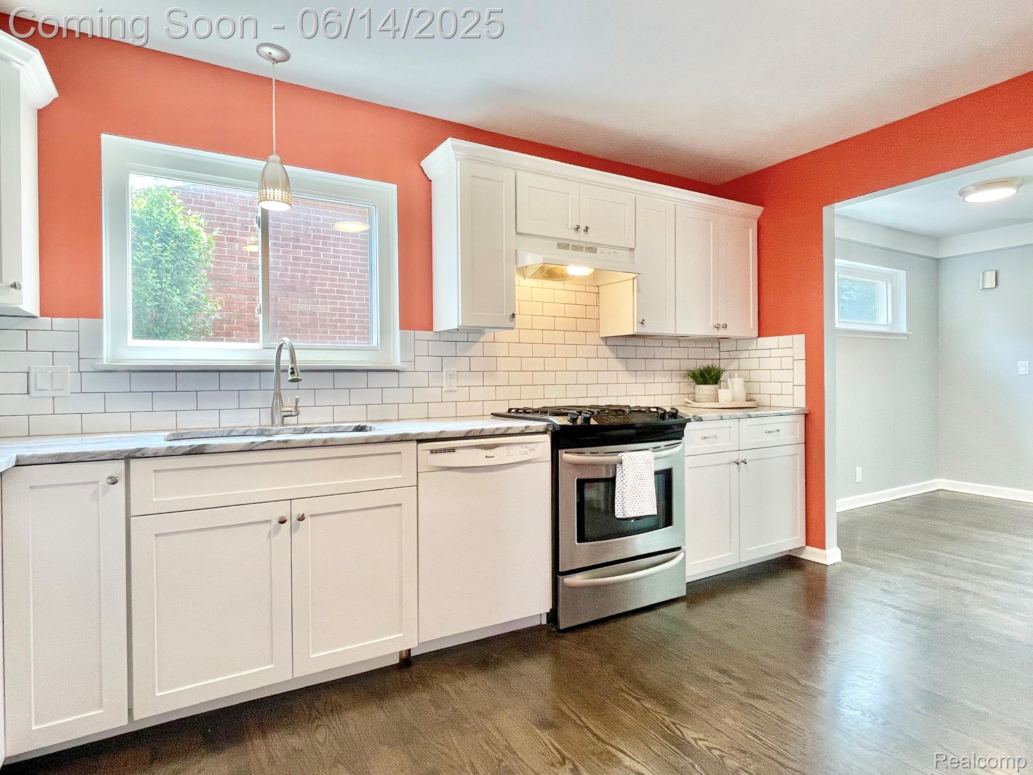 Madison Heights City, Michigan 48071, United States, 3 Bedrooms Bedrooms, ,2 BathroomsBathrooms,Residential,Pending,151244