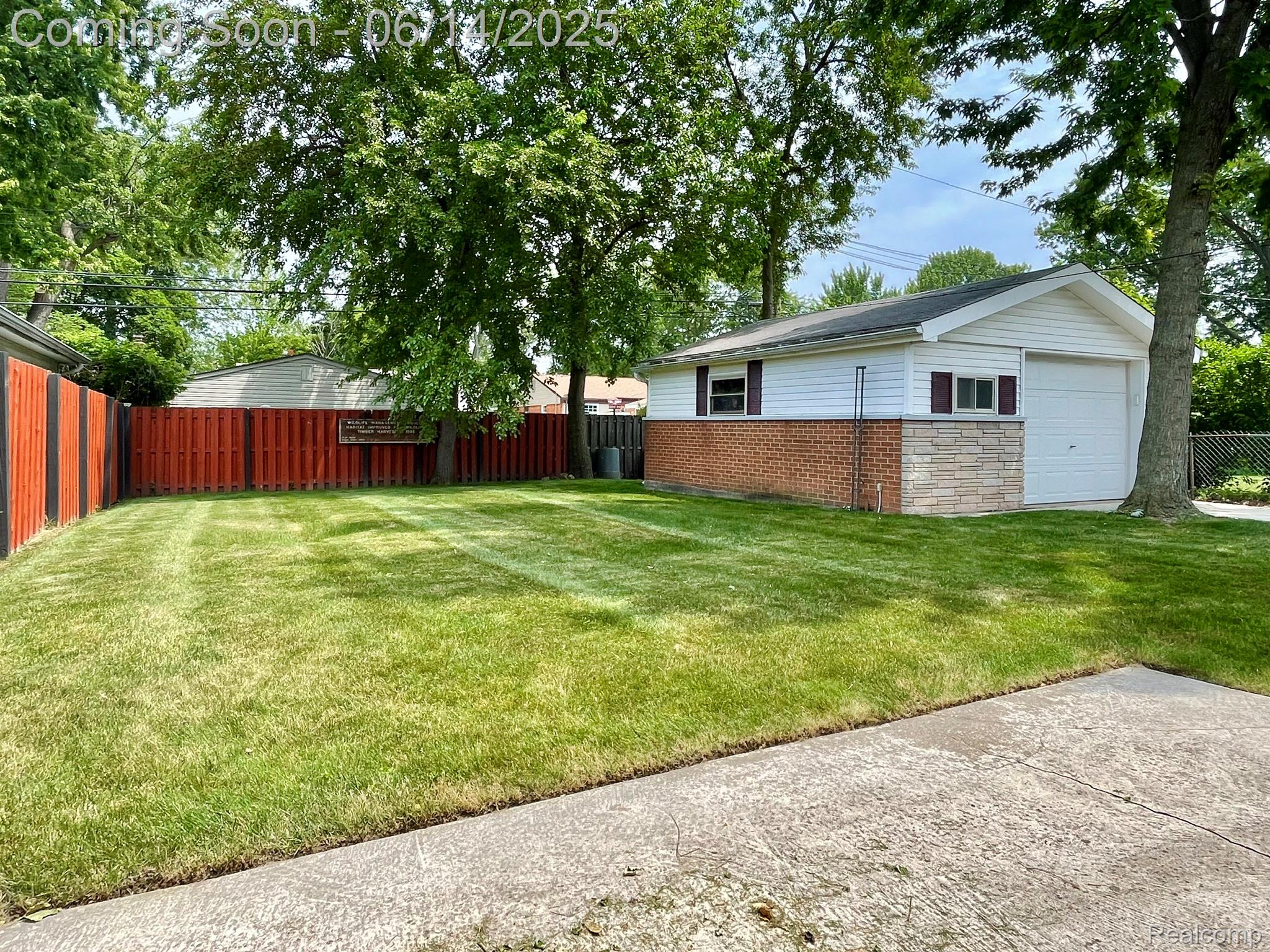 Madison Heights City, Michigan 48071, United States, 3 Bedrooms Bedrooms, ,2 BathroomsBathrooms,Residential,Pending,151244