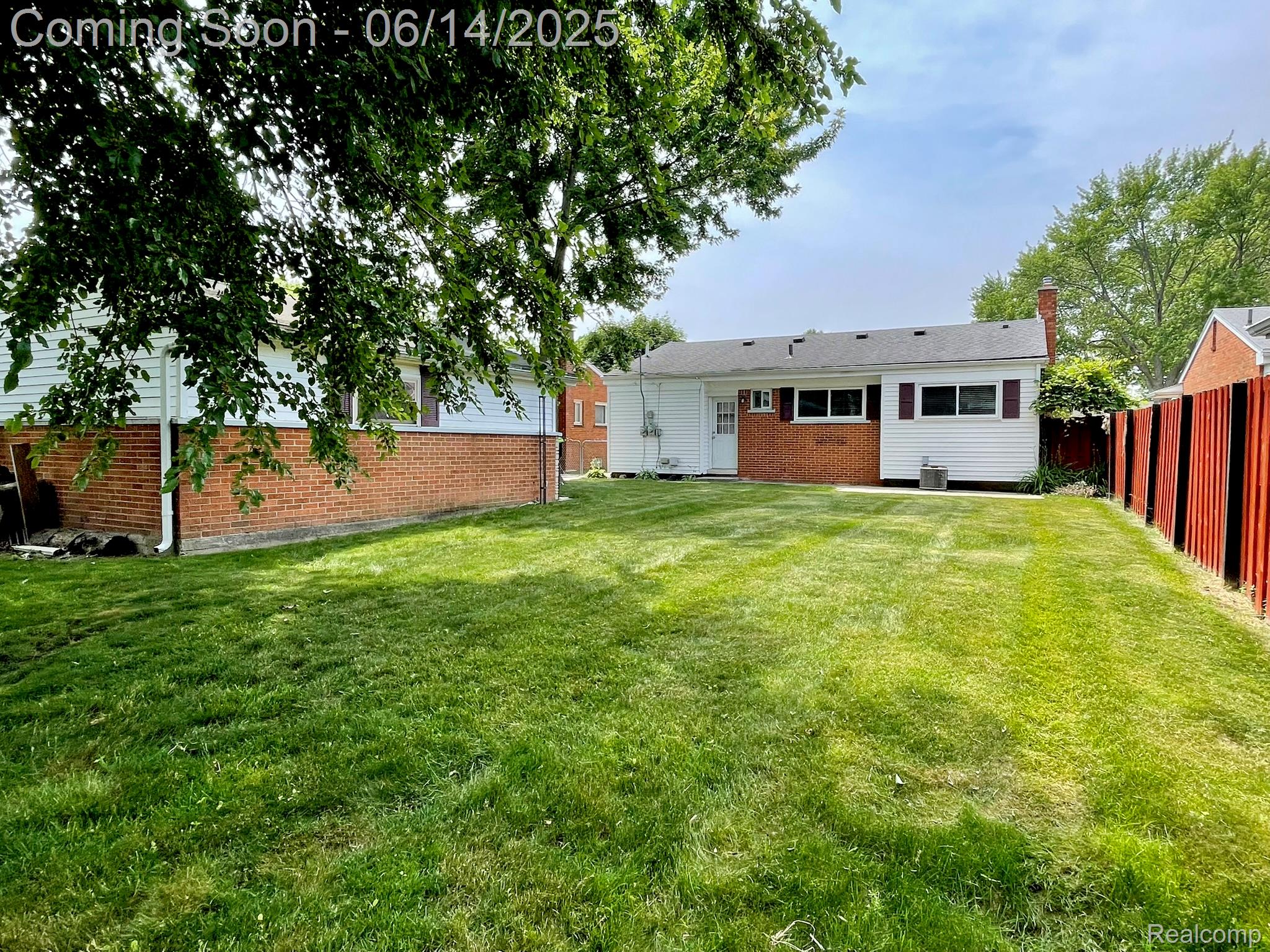 Madison Heights City, Michigan 48071, United States, 3 Bedrooms Bedrooms, ,2 BathroomsBathrooms,Residential,Pending,151244