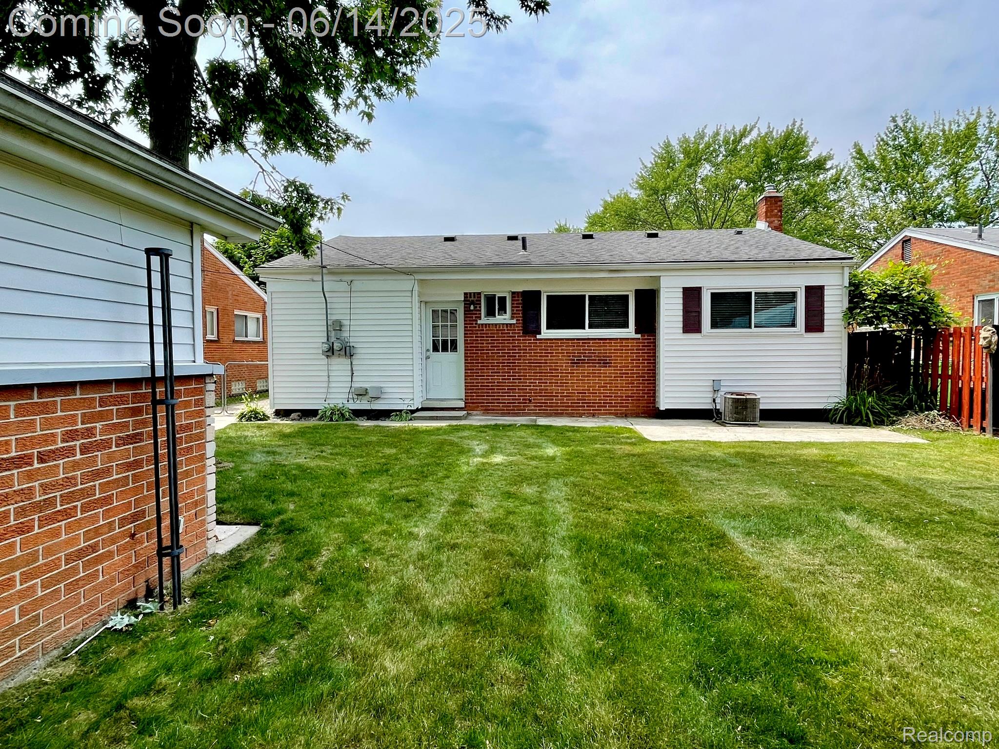 Madison Heights City, Michigan 48071, United States, 3 Bedrooms Bedrooms, ,2 BathroomsBathrooms,Residential,Pending,151244
