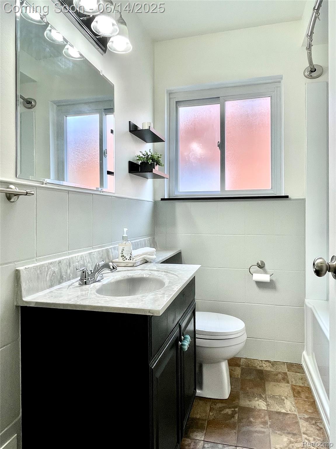 Madison Heights City, Michigan 48071, United States, 3 Bedrooms Bedrooms, ,2 BathroomsBathrooms,Residential,Pending,151244