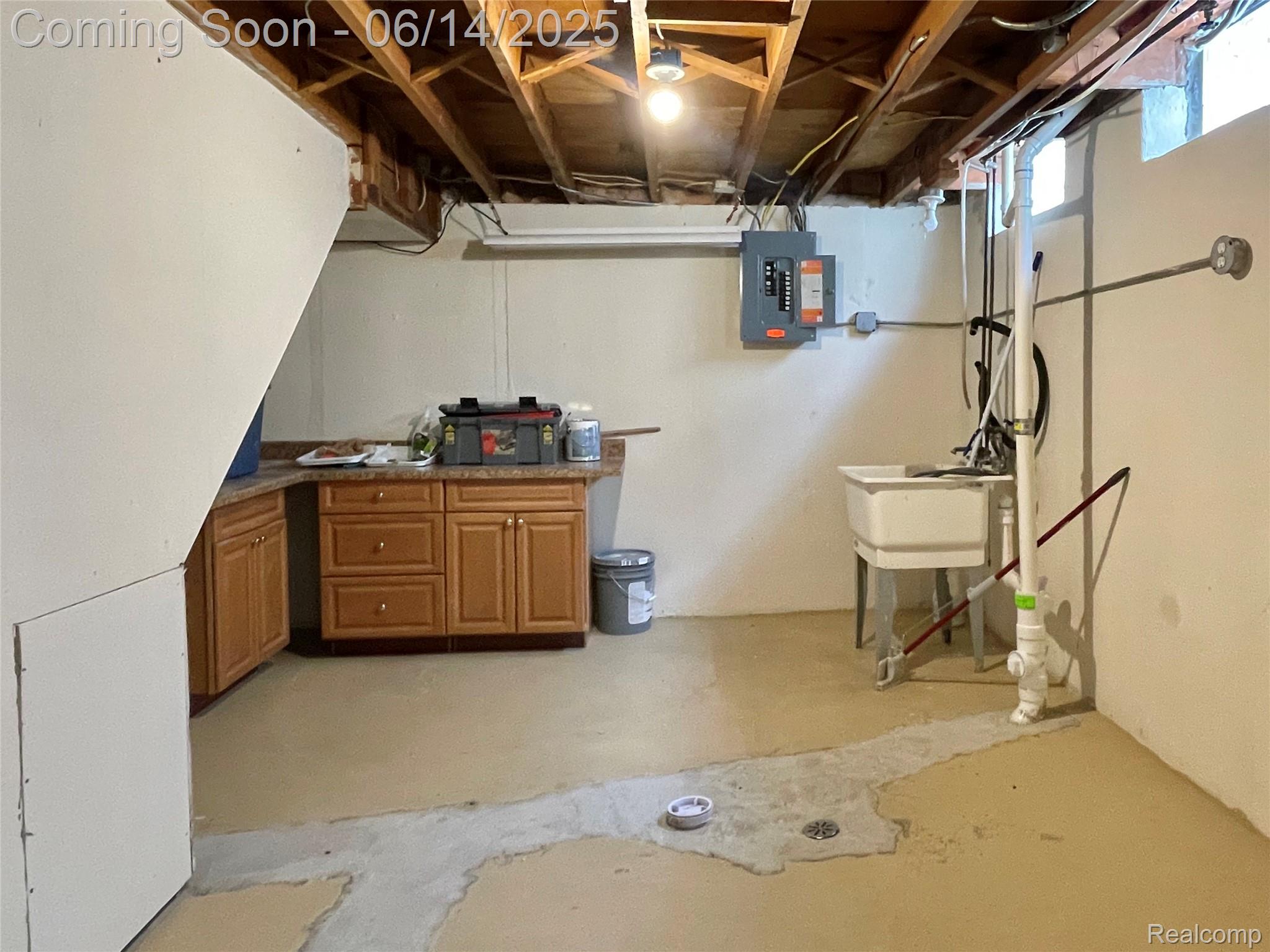 Madison Heights City, Michigan 48071, United States, 3 Bedrooms Bedrooms, ,2 BathroomsBathrooms,Residential,Pending,151244