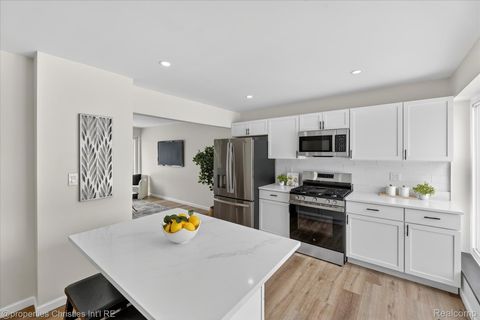 32651 5 Mile Road 15 Livonia City MI 48154