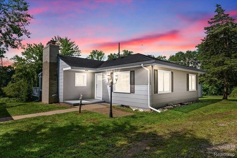 345 S HOUGHTON Street Milford Village Oakland MI 48381