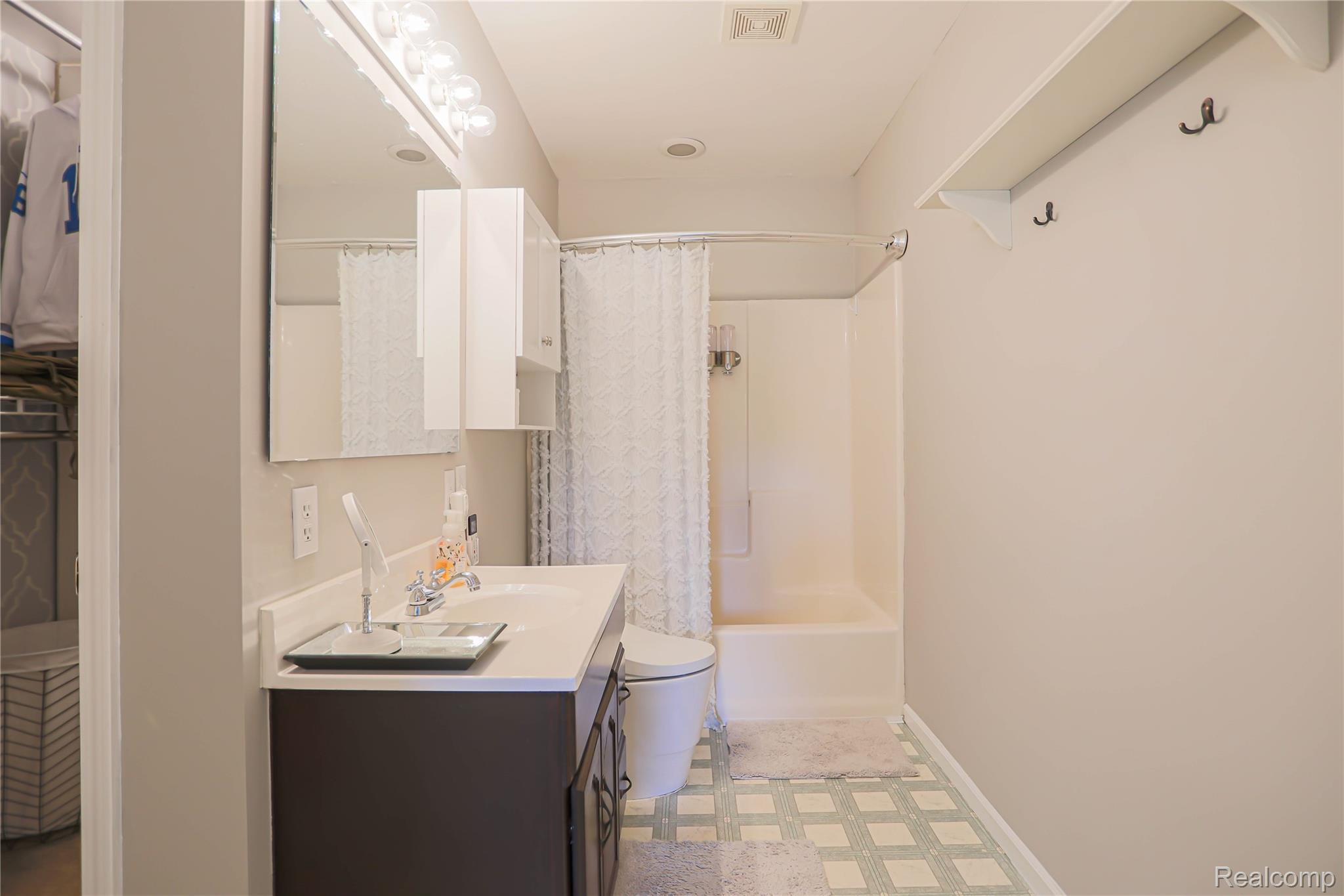 Clyde Township, Michigan 48049, United States, 3 Bedrooms Bedrooms, ,3 BathroomsBathrooms,Residential,Pending,226583