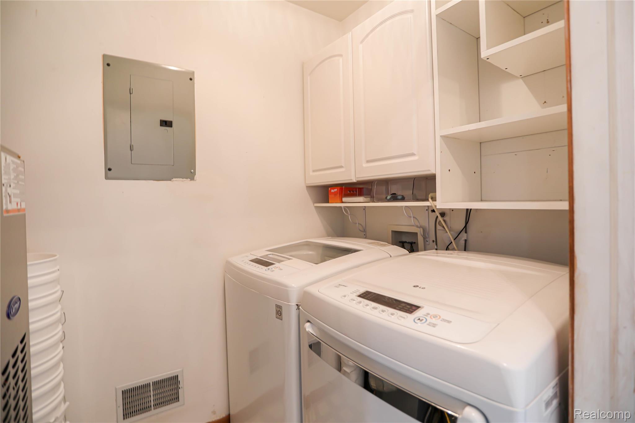 Clyde Township, Michigan 48049, United States, 3 Bedrooms Bedrooms, ,3 BathroomsBathrooms,Residential,Pending,226583