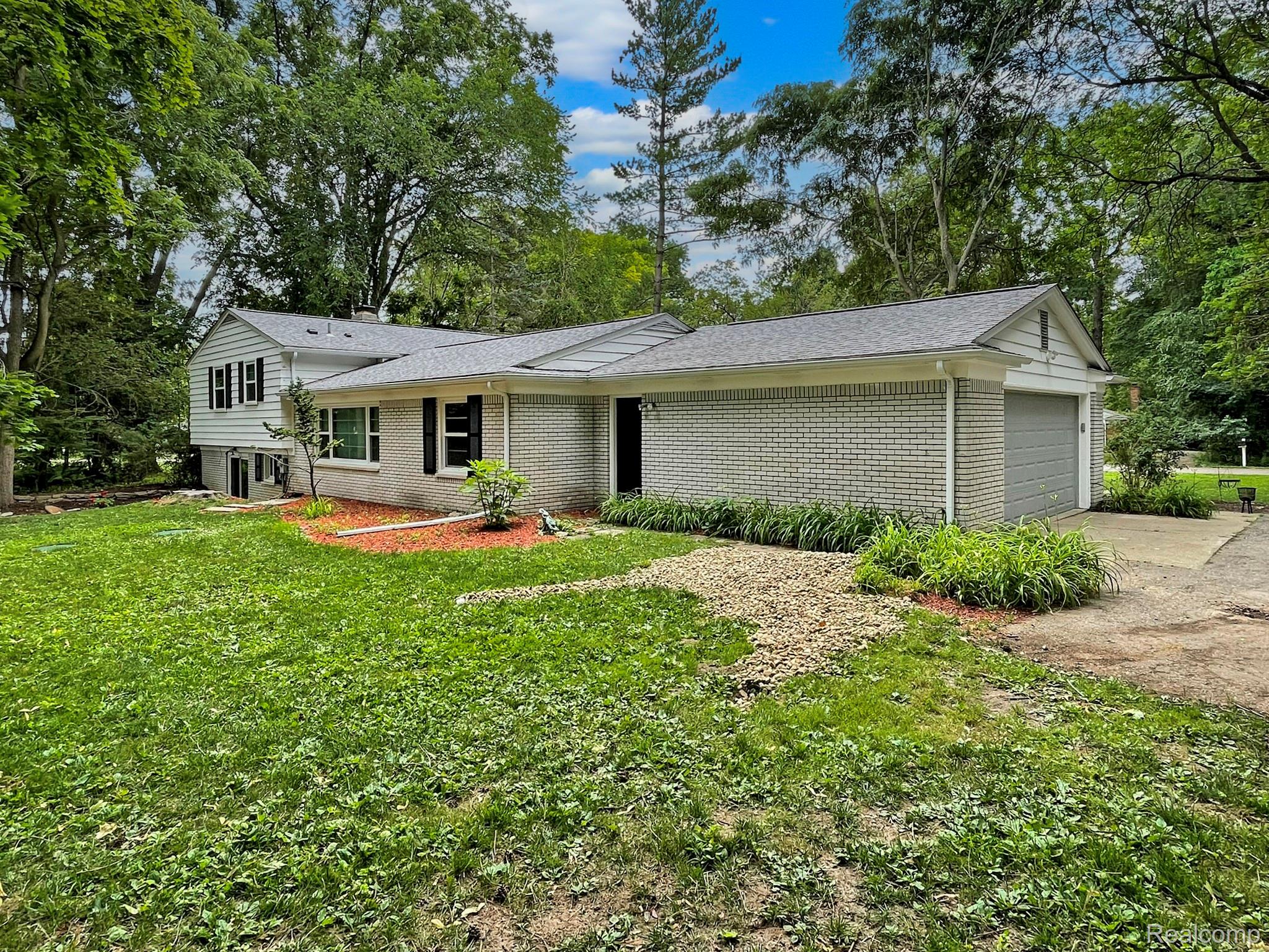 Oakland Charter Township, Michigan 48306, United States, 3 Bedrooms Bedrooms, ,3 BathroomsBathrooms,Residential,Active,172878