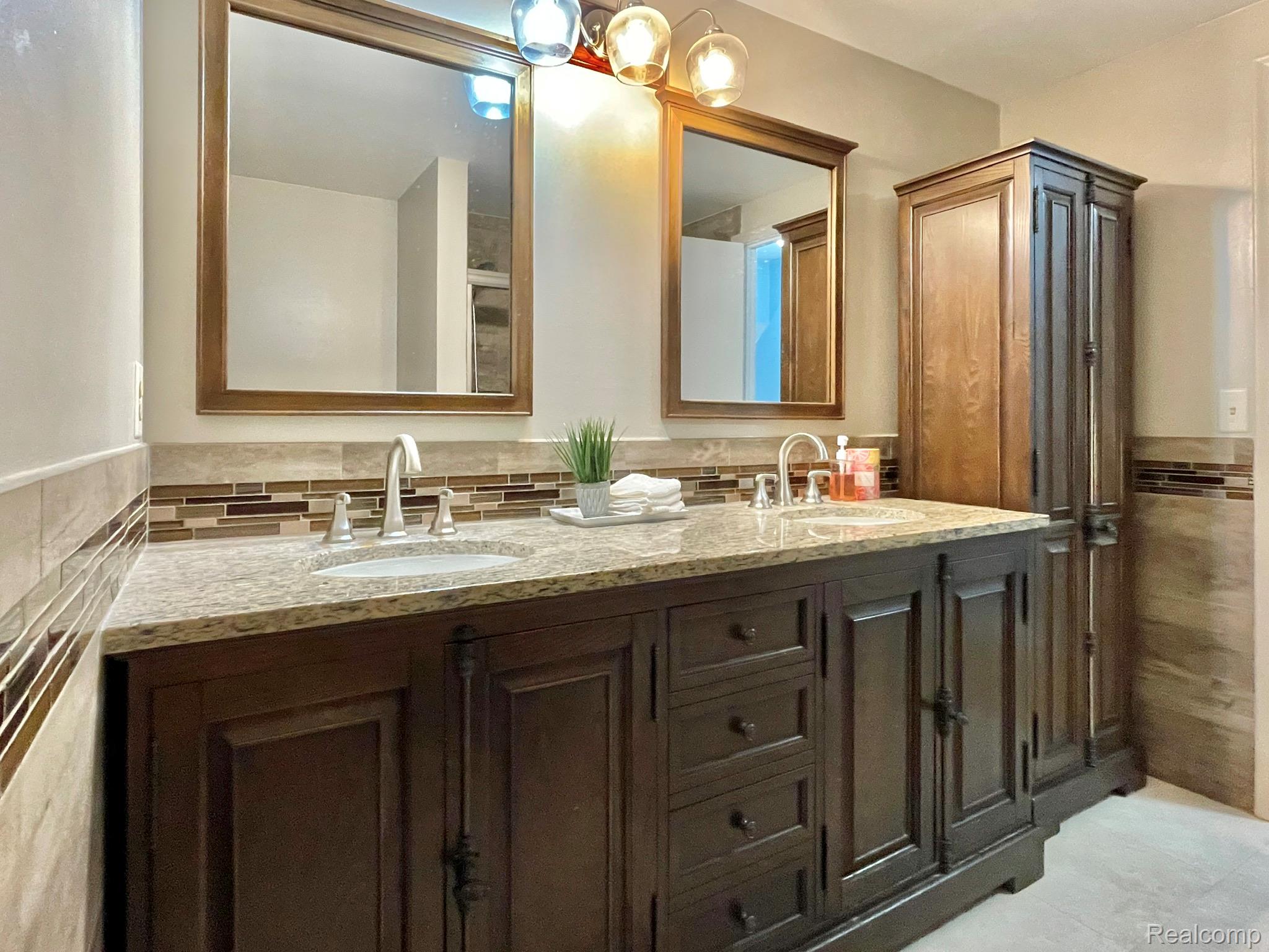 Oakland Charter Township, Michigan 48306, United States, 3 Bedrooms Bedrooms, ,3 BathroomsBathrooms,Residential,Active,172878