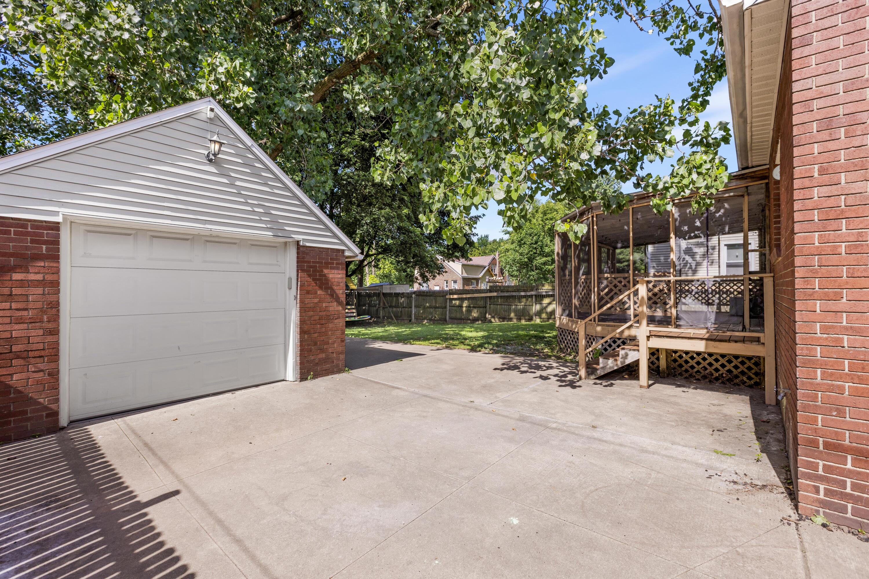 11 John R Street