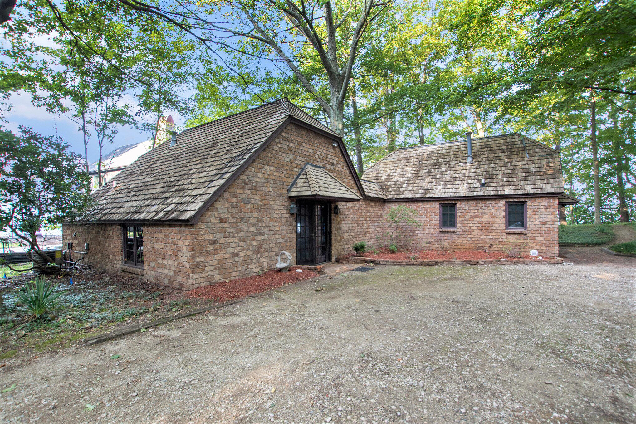 2580 Lakeshore Drive
