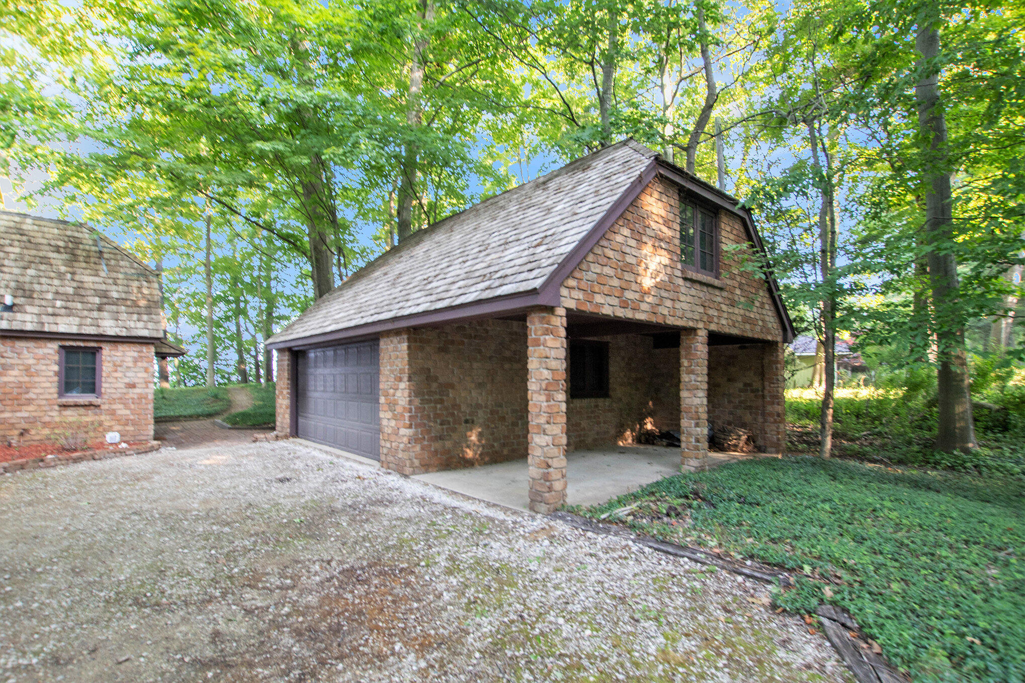 2580 Lakeshore Drive