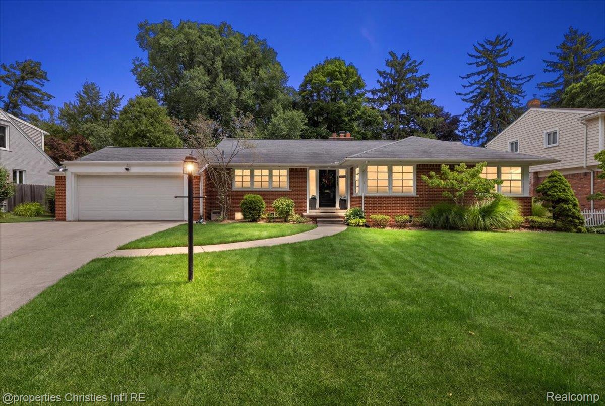 925 Westchester Way