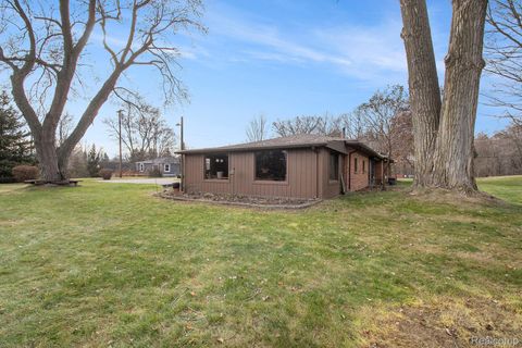 Tiny photo for 1660 Giddings Road, Pontiac City, MI 48340 (MLS # 20251060776)