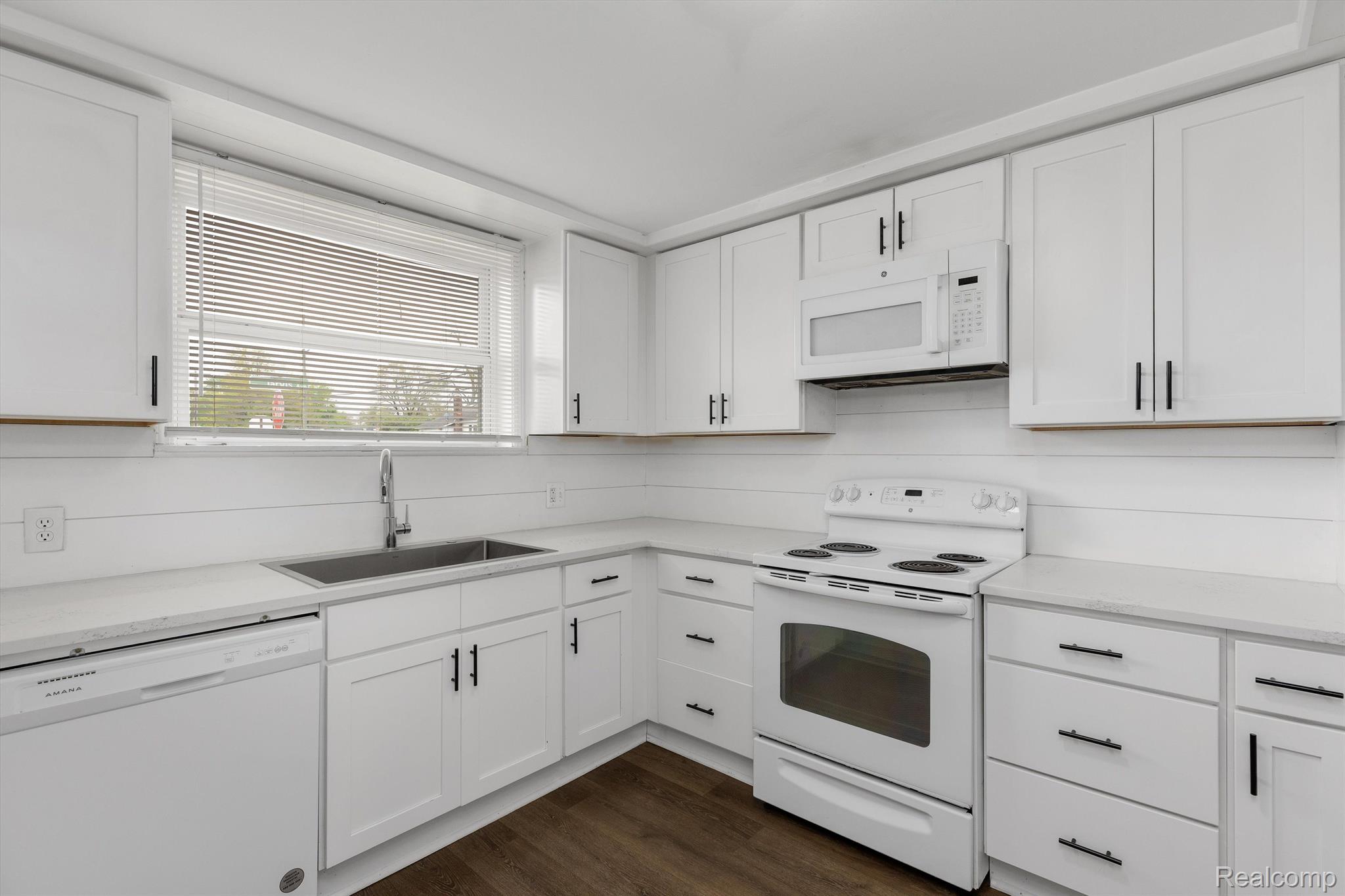 464 W Jarvis Avenue